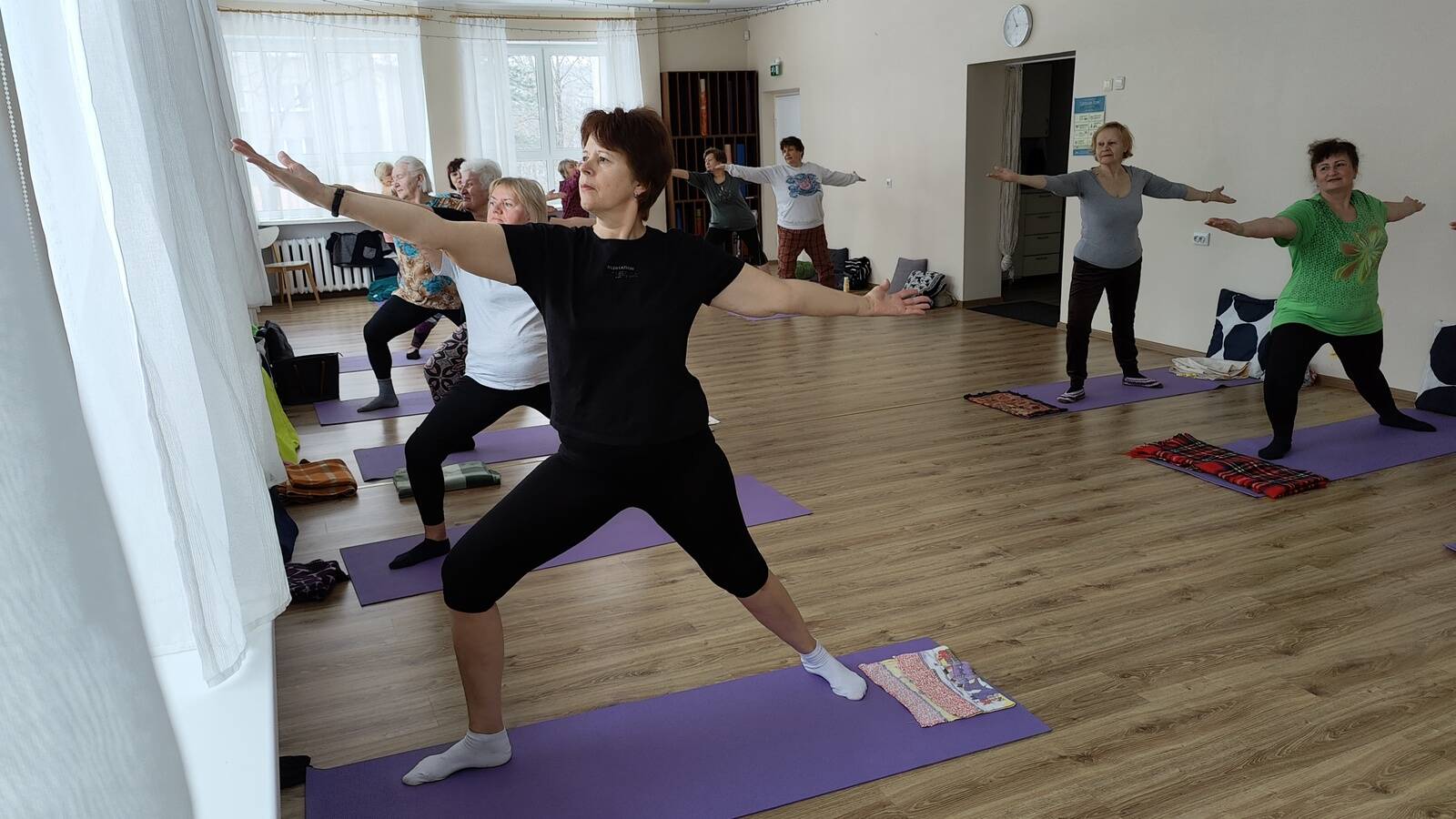 Йогой в бывшем детском саду на улице Энергия занимаются люди от школьного до пенсионного возраста.