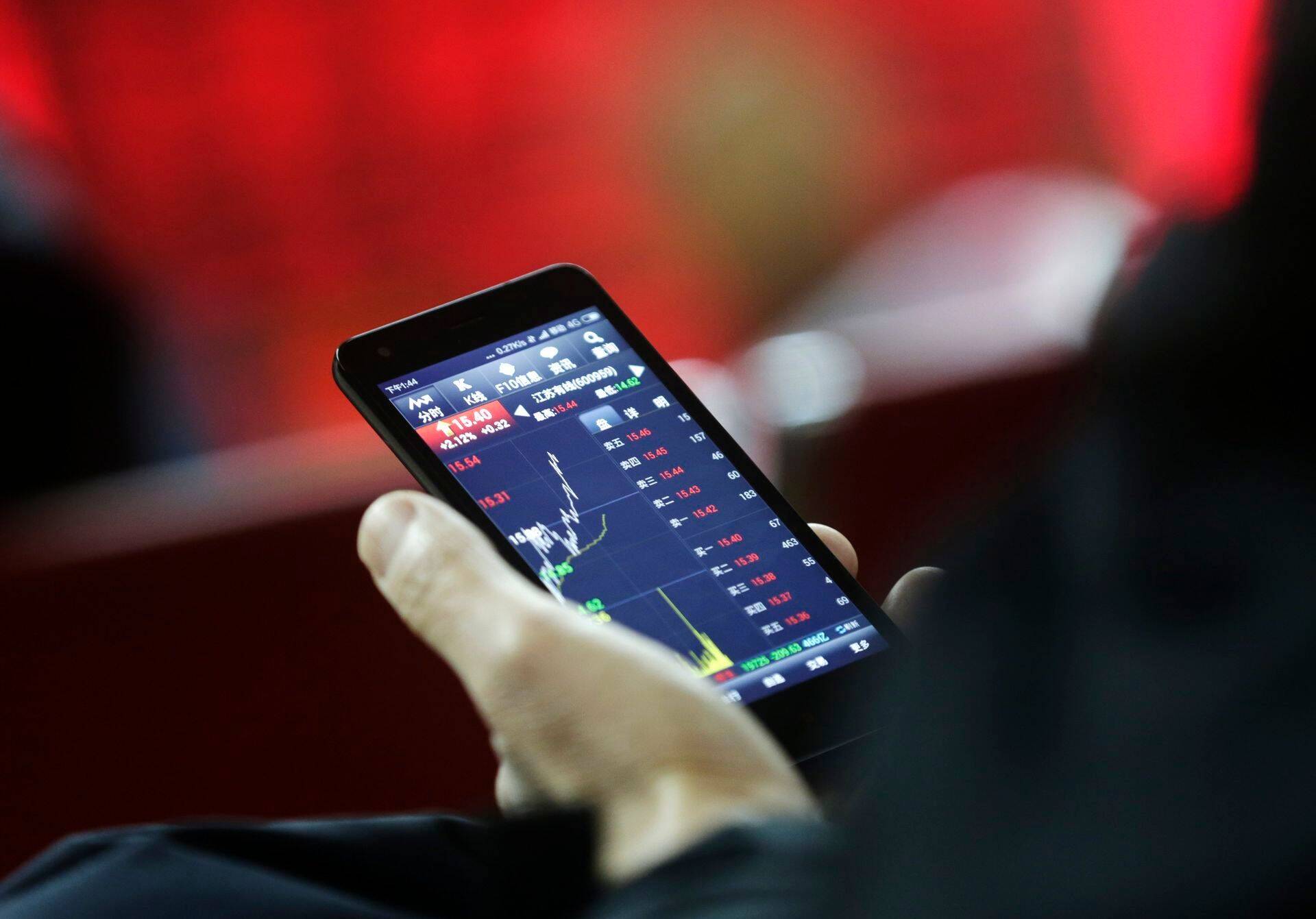 Investori nutitelefonist Hiina turgu jälgimas