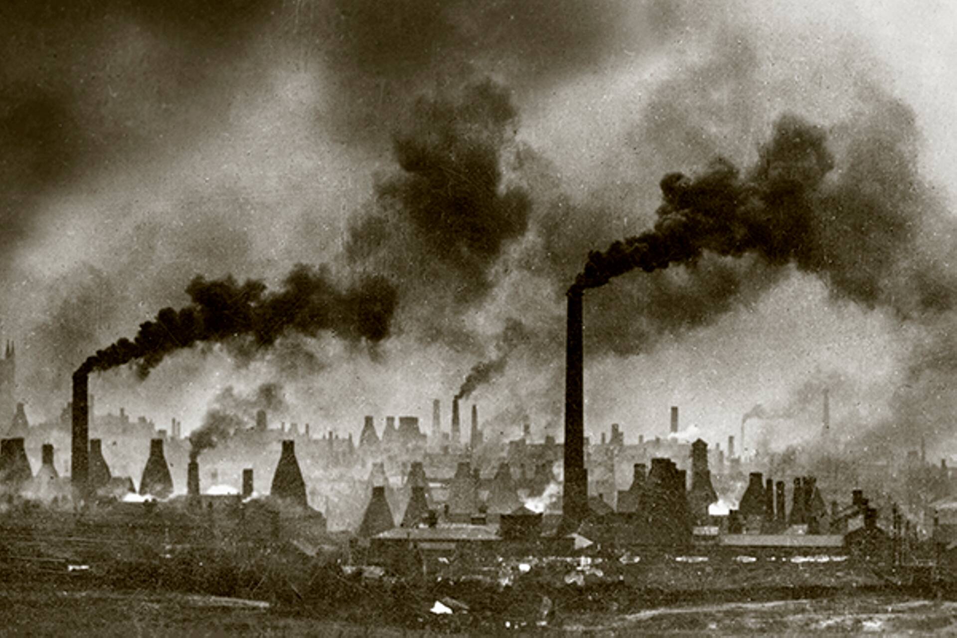 19. sajandil mattusid Briti linnad musta suitsu. Pildil on Stoke-on-Trent – linn, millest kujunes Inglismaa keraamikatööstuse süda.