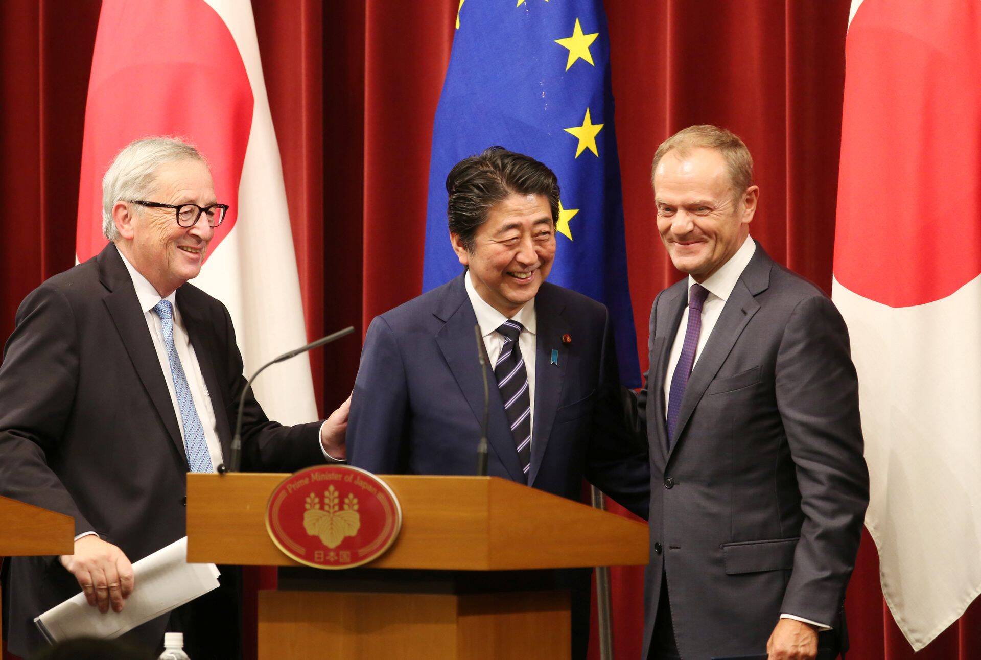 Jaapani peaminister Shinzo Abe (keskel) Euroopa Komisjoni president Jean-Claude Juncker (vasakul) ja Euroopa Komisjoni president Donald Tusk (paremal).