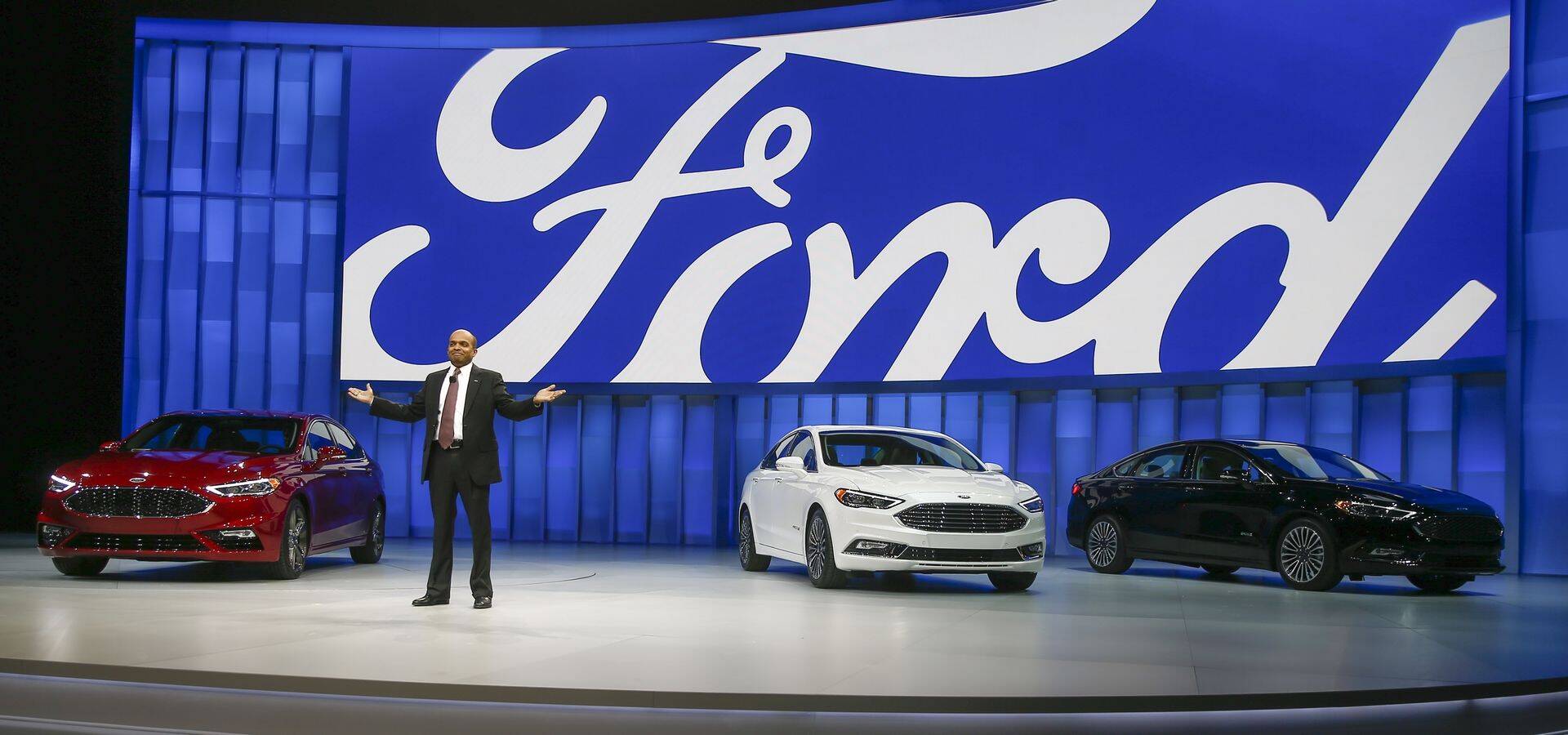Ford Fusionid jaanuaris 2016. Põhja-Ameerika rahvusvahelselt autonäitusel.