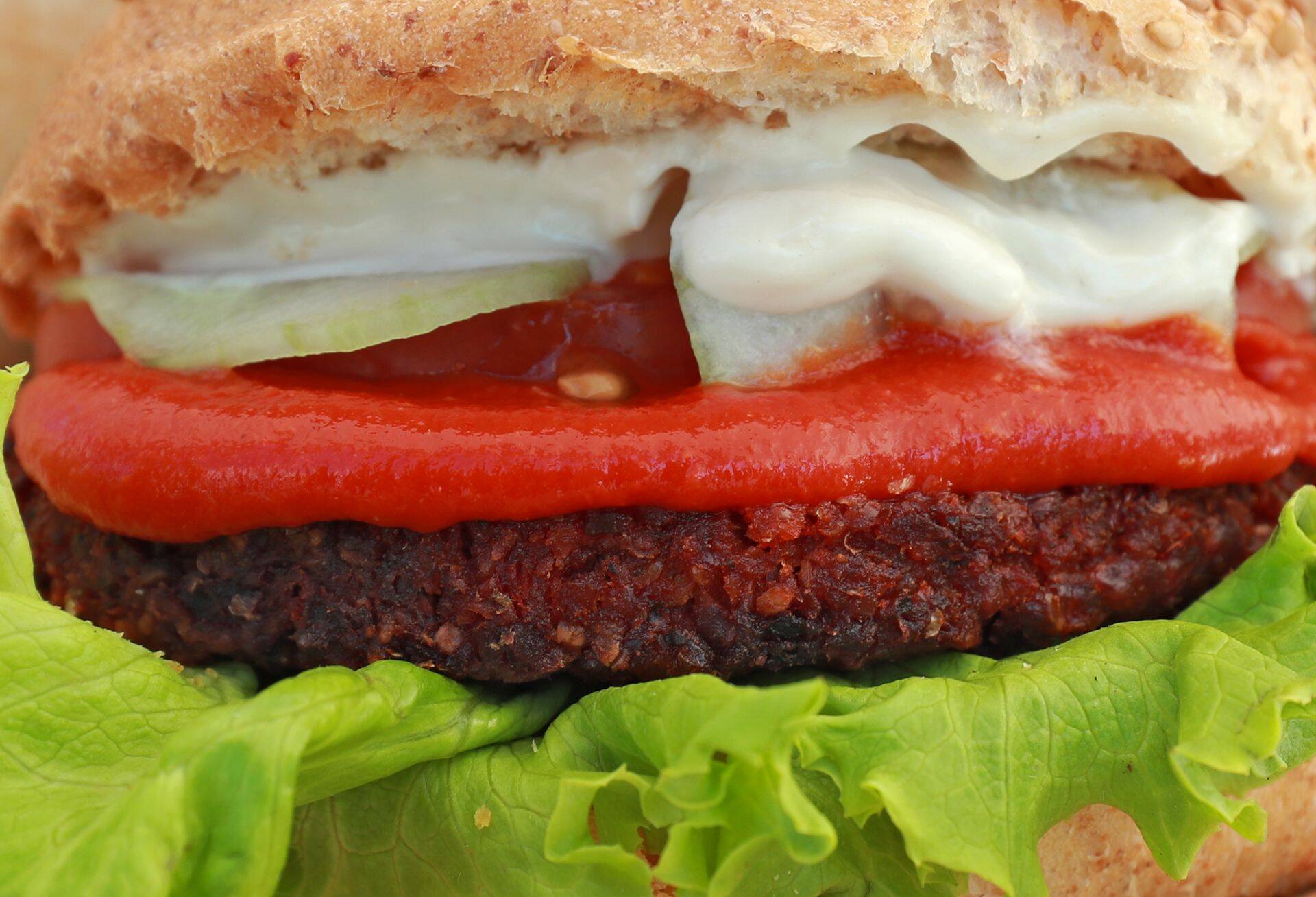 Одно из самых известных веганских предприятий - Beyond Meat, которое вышло на американскую биржу в 2019 году