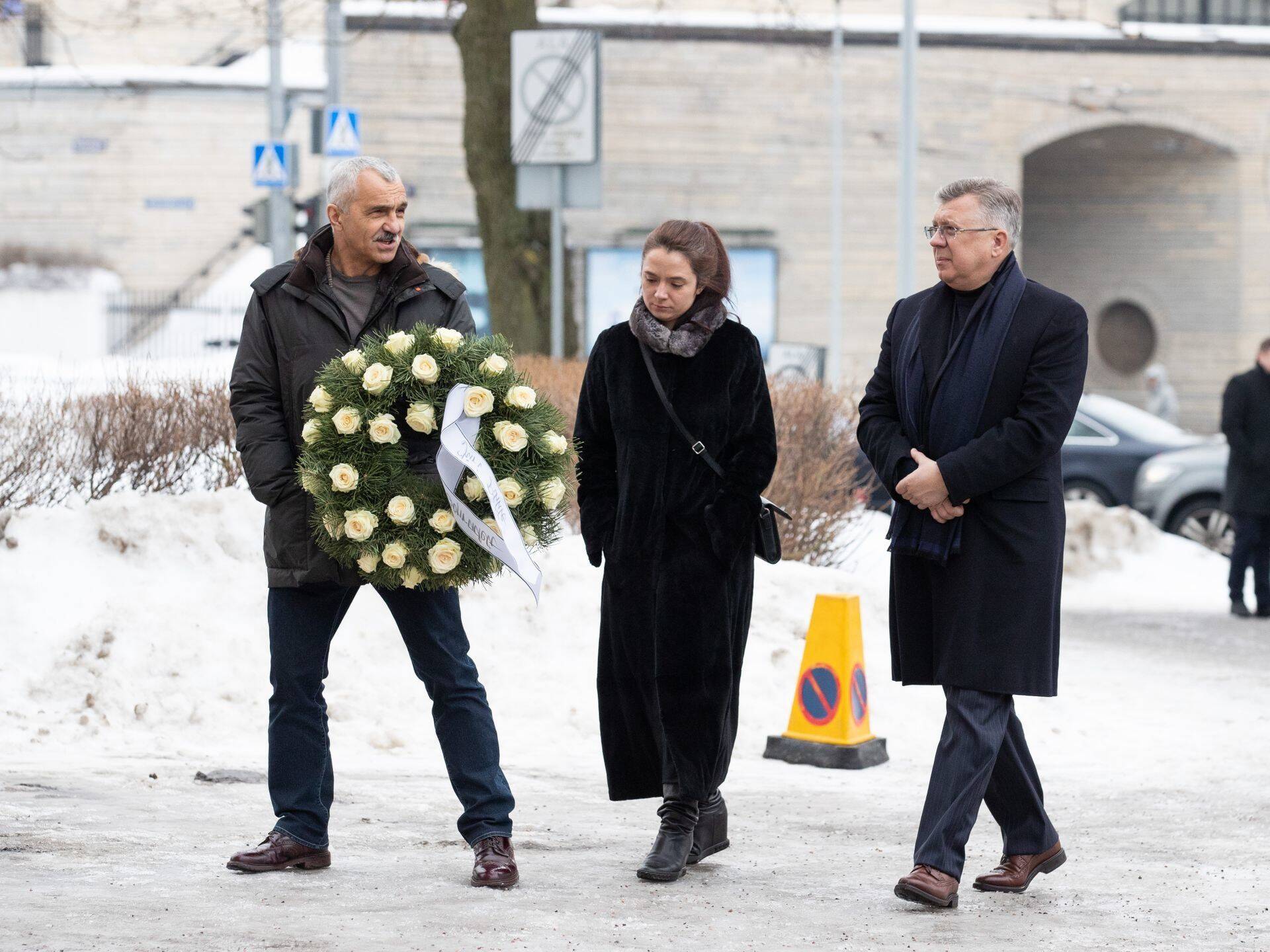 Tallinna Äripanga juhatuse liikmed Sergei Elošvili (vasakul) ja Andrei Žukov (paremal) endise kaitsepolitsei juhi ja siseministri Jüri Pihli matustel.