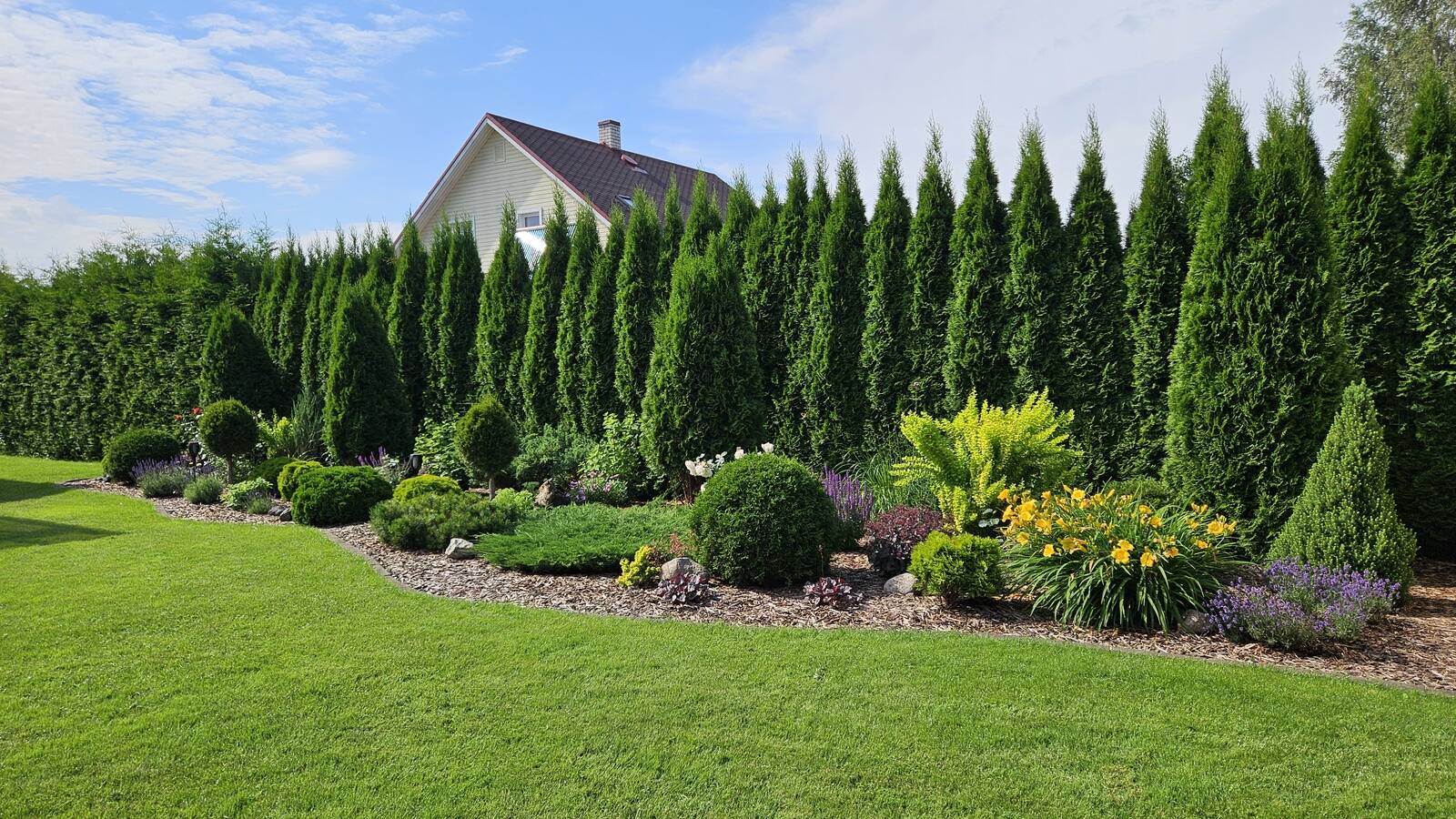 Kaunis iluaias on kasutatud Linas Agro seemnesegusid Turfline Sunshine ja Turfline Shadow.