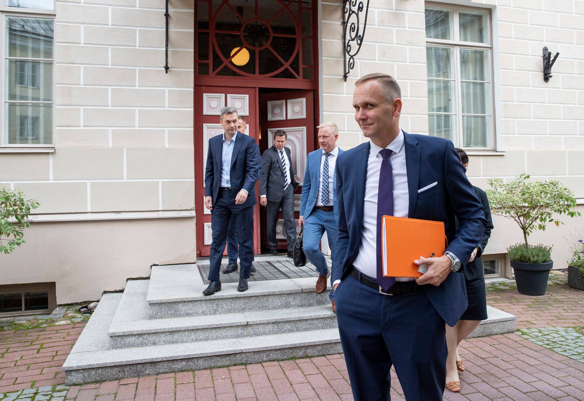 Pangajuhid kohtusid septembris peaministri ja rahandusministriga, mille tulemusel Eestis pangamaksu ei tulnud, vaid lubati rohkem dividende maksta, millelt riik saab suuremat tulumaksu. Pildil Swedbanki juht Olavi Lepp, LHV Groupi juht Madis Toomsalu, SEB juht Allan Parik ja rahandusminister Mart Võrklaev.