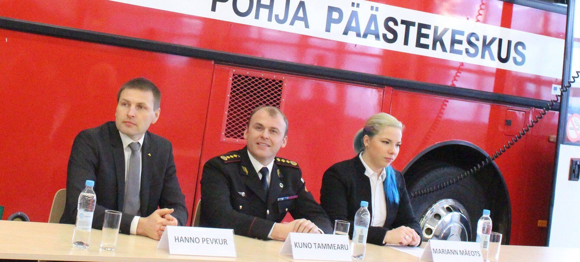 Siseminister Hanno Pevkur, Päästeameti peadirektor Kuno Tammearu ja vabatahtlik Mariann Mäeots