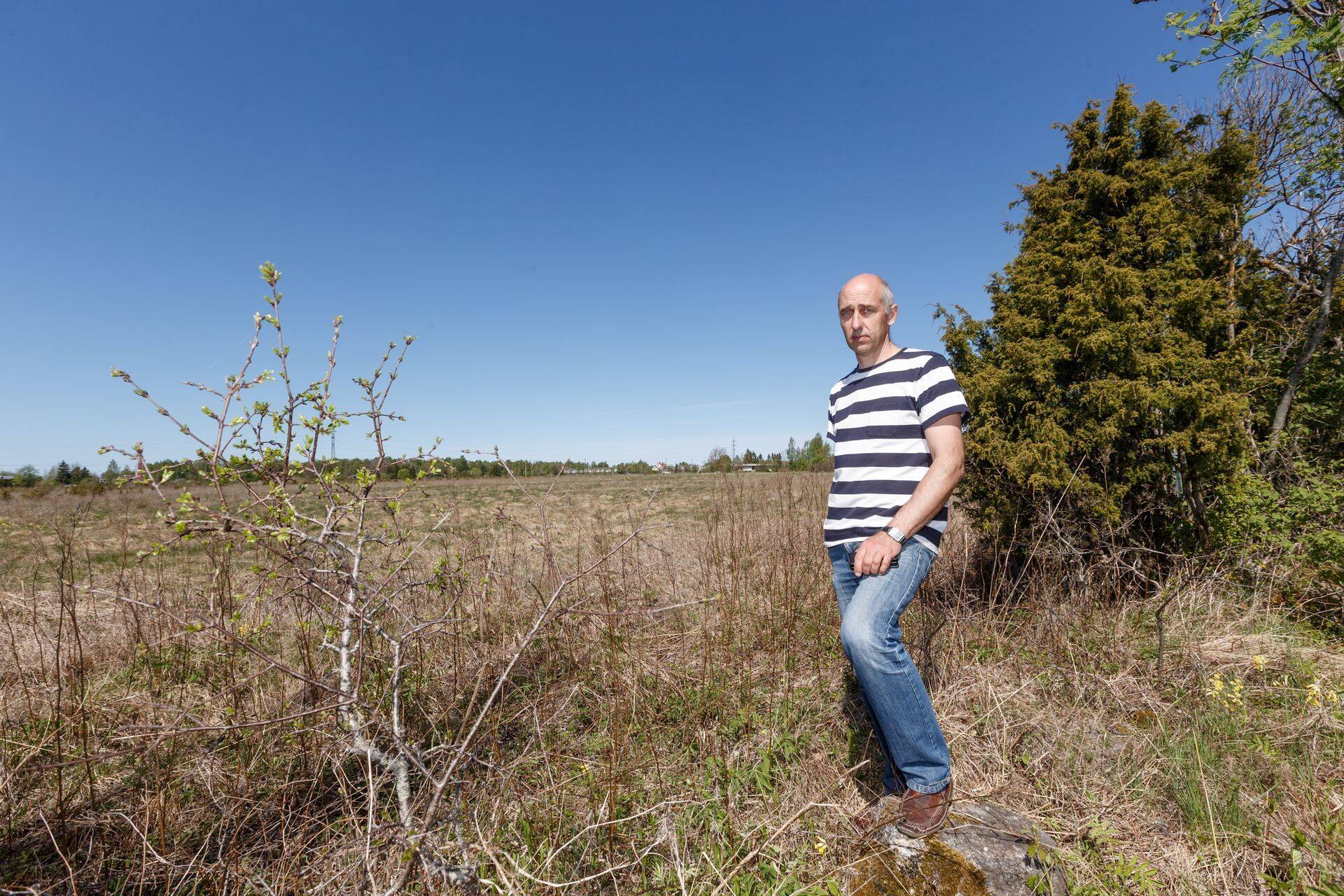Õpetaja ja arenguseltsi juht Jüri Mõniste näitab ala, kuhu peaks kerkima ettevõtluskeskus