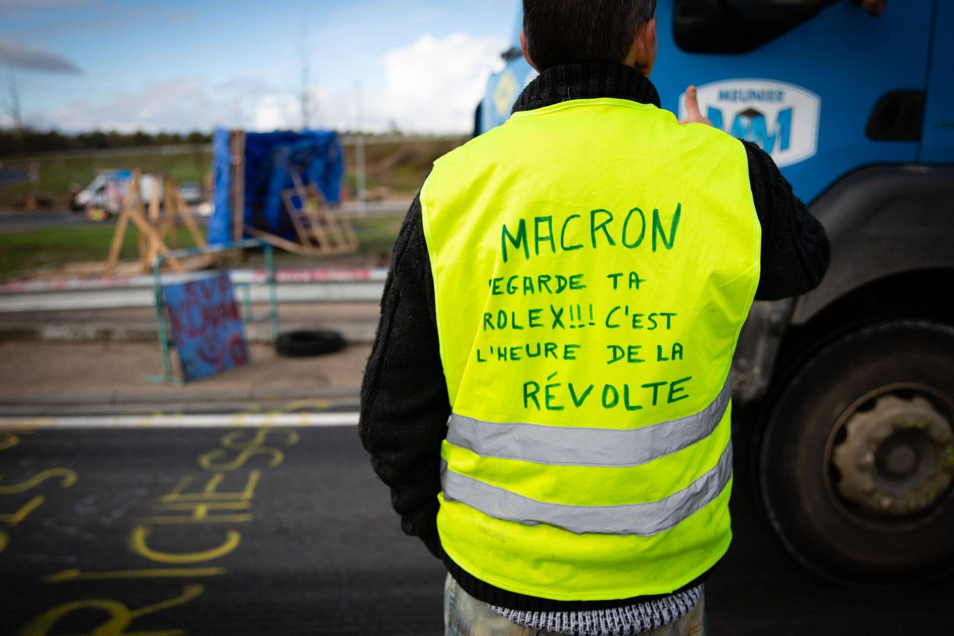 Protestija Prantsusmaa teel. Helkurvestil seisab: "Macron, vaata oma Rolexit!!! See on revolutsioonitund"