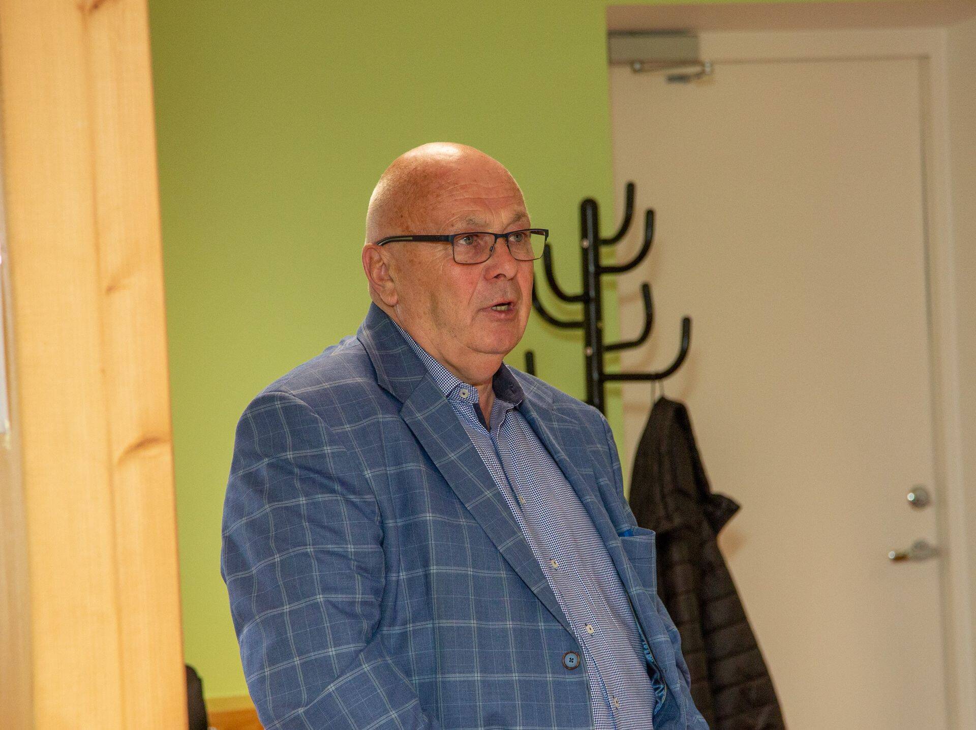 Viru-Nigula vallavanem Einar Vallbaum on rahul, et valda ettevõtteid juurde tuleb.