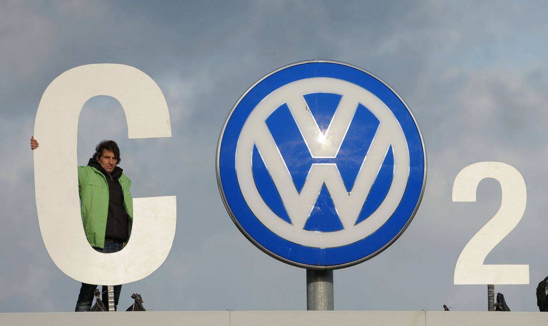 Volkswagen on väidetavalt aastaid seadistanud osade autode tarkvara manipuleerima heitmegaasi näitusid.