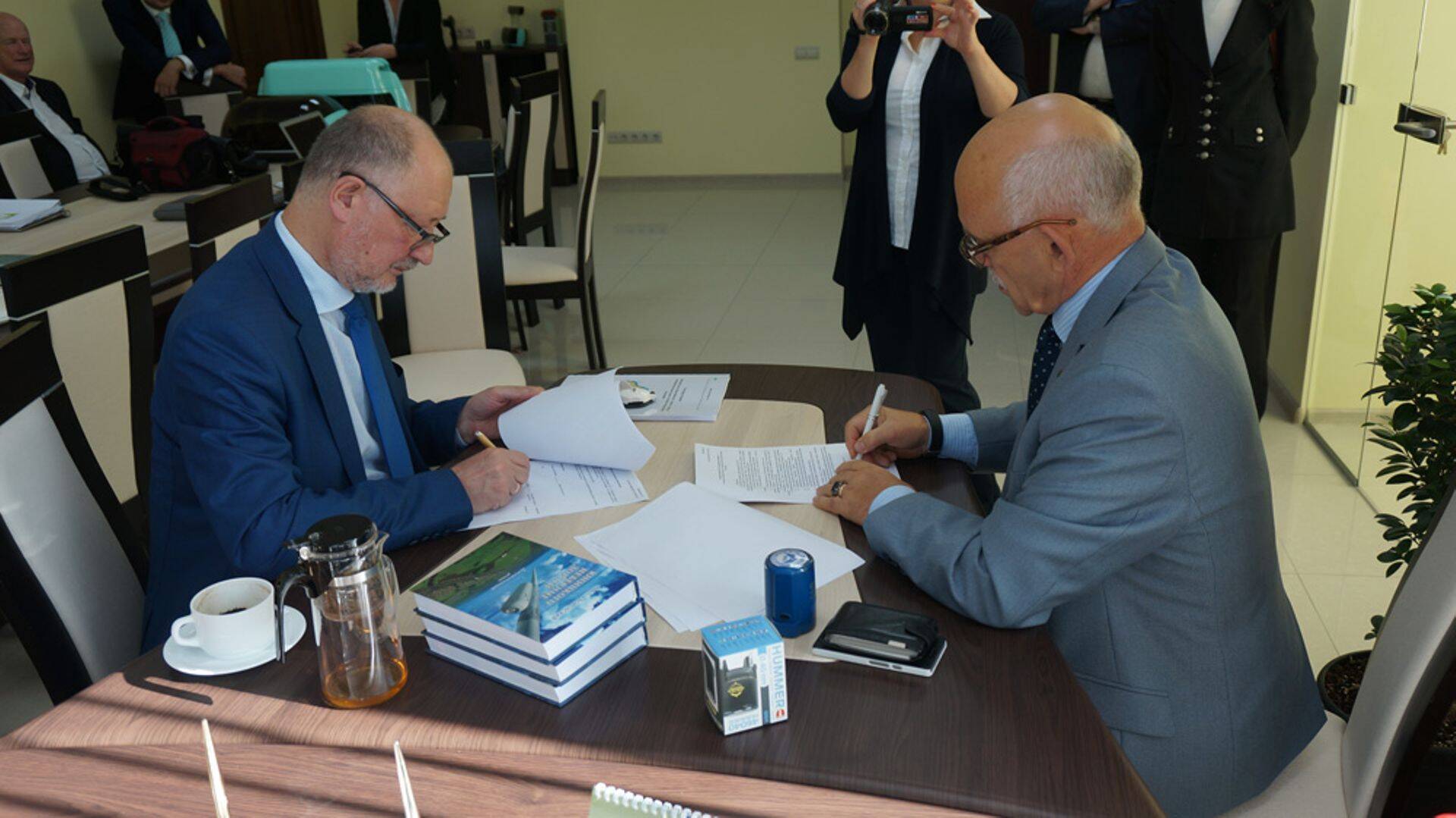 Leedus kuriteokahtlustuse saanud Vene leiutaja Anatoli Junitski (vasakul) ja Tallinna endine abilinnapea Vladimir Maslov kokkuleppeid sõlmimas.