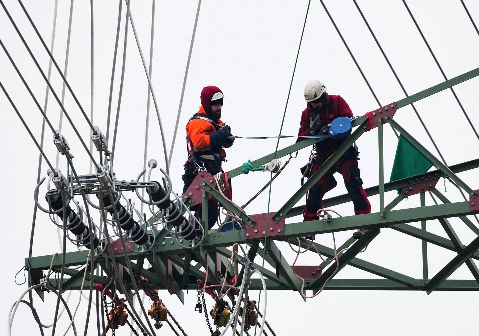 Mākslīgais intelekts pieprasīs papildu milzīgu elektrības patēriņu. Tad nu to kaut kādā veidā nāksies apmierināt šīs nozares uzņēmumiem, protams, no tā arī pienācīgi nopelnot.