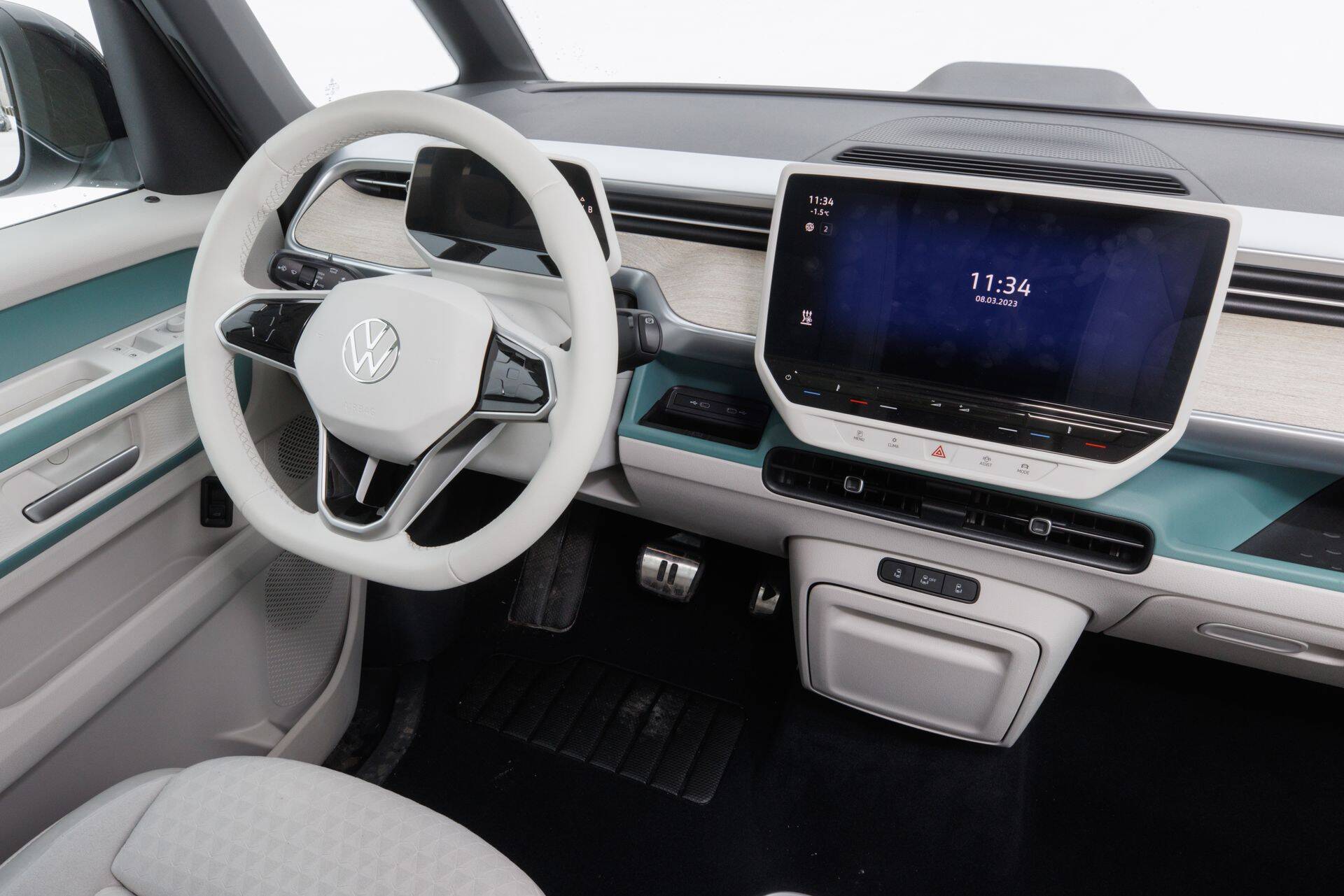 Sõitjateruumis kasutatud materjalid näevad paremad välja kui teistes ID-perekonna Volkswagenites, aga puutemajandus on ikka sama närvesööv. Laekaid-panipaiku leidub piisavalt, tuuleklaas jääb esireas olijatest väga kaugele.