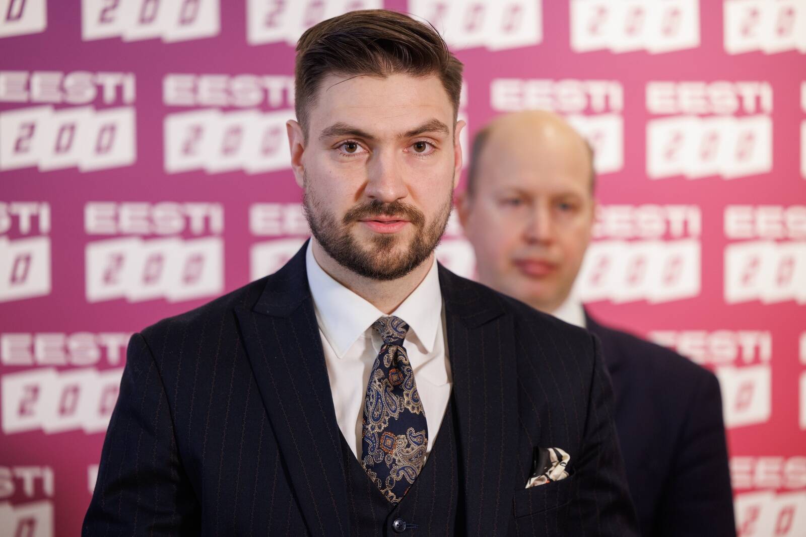 Eesti 200 uus regionaal- ja põllumajandusministrer Hendrik Terras. Tema taga uus siseminister Igor Taro.