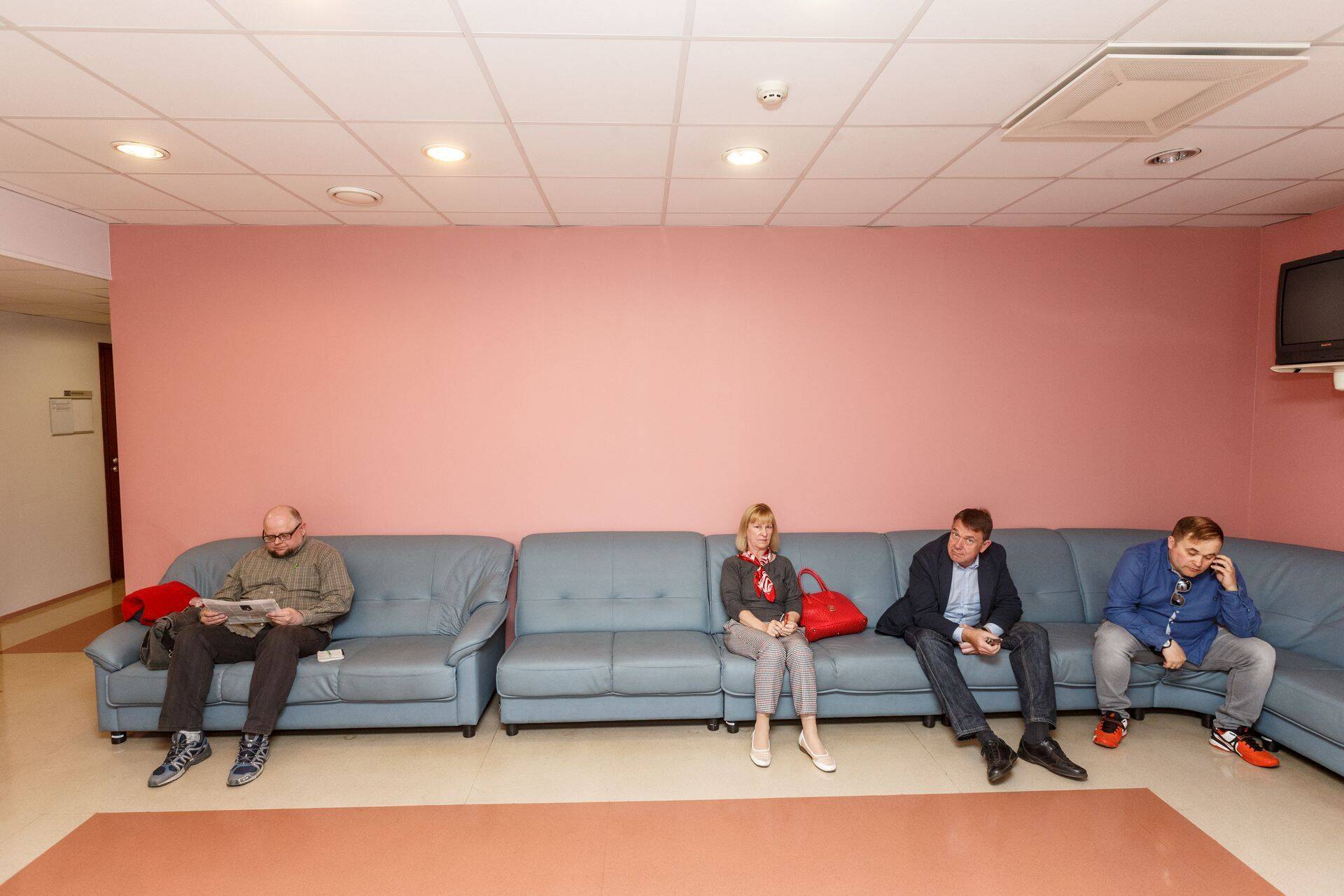 Tunnistajad eile Transiidikeskuse ASi kohtuistungi ukse taga oma hetke ootamas.