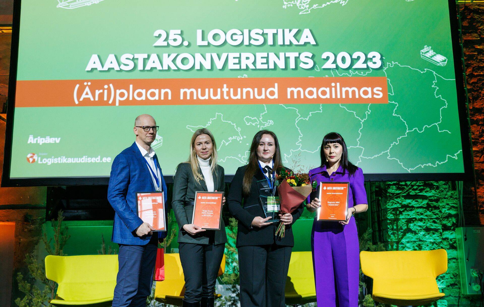 Ringo Eco juht Janek Balõnski, Smartpost Itella Baltikumi turundusjuht Annika Parm, Waybilleri partner ja tiimiijuht Külli Kerem ning Magnetic Group´i tarneahelajuht Kaire Kalve Logistika Aastakonverentsil auihindu vastu võtmas.