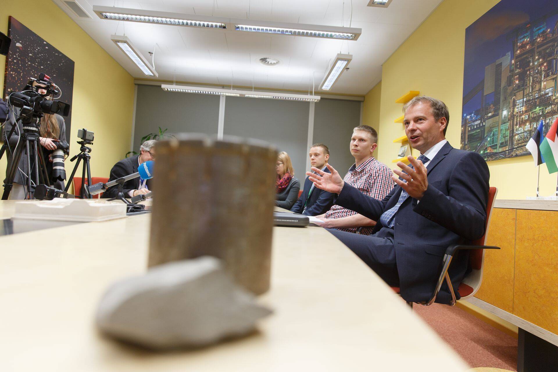 Eesti Energia juhatuse esimees Hando Sutter (esiplaanil) usub, et edukas tehing avab riigifirmale uksi järgmiste rahvusvaheliste koostöötehingute juurde