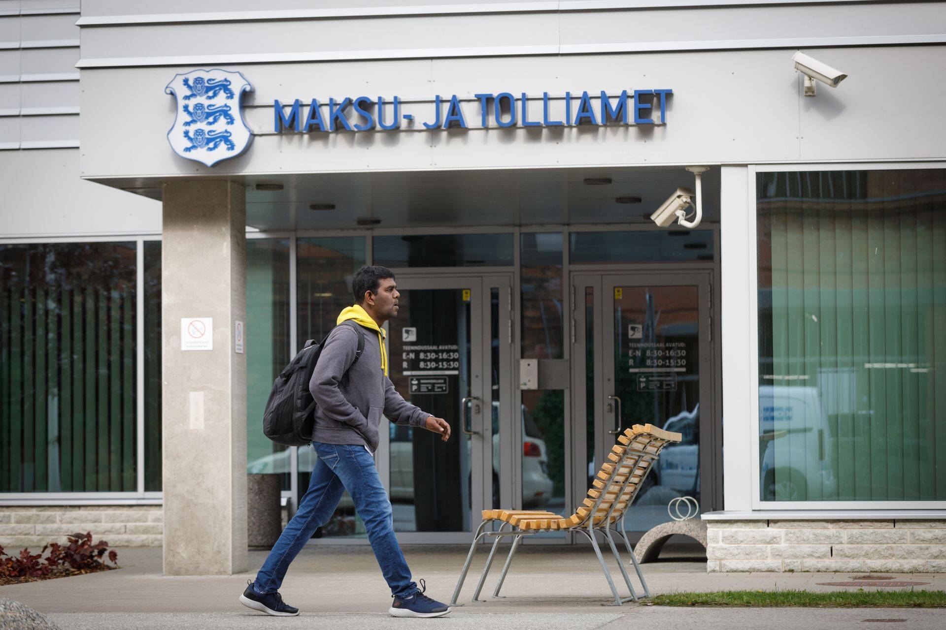 По оценке Налогово-таможенного департамента, работодатели, выплачивающие зарплаты в конвертах, иногда обходятся слишком низкой налоговой нагрузкой.