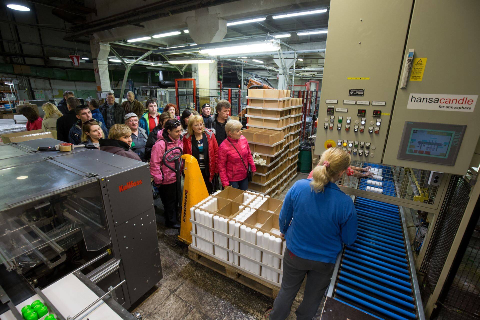 Paarkümmend Ida-Viru tööotsijat aprilli alguses tutvumas Viljandi ettevõttega Hansa Candle.