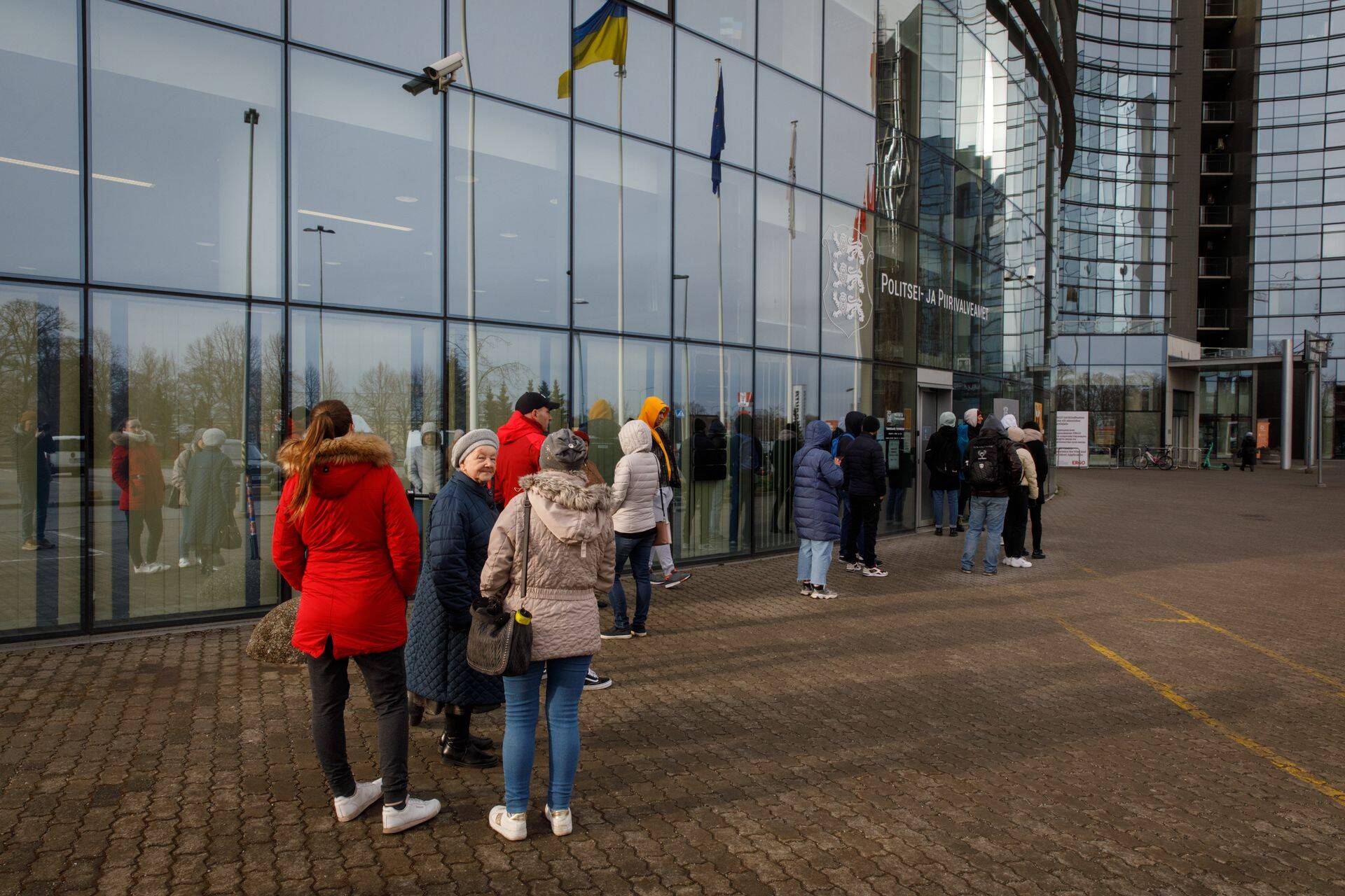 25 апреля очередь перед открытием уже гораздо меньше, чем неделей раньше, но самые первые люди пришли куда раньше.