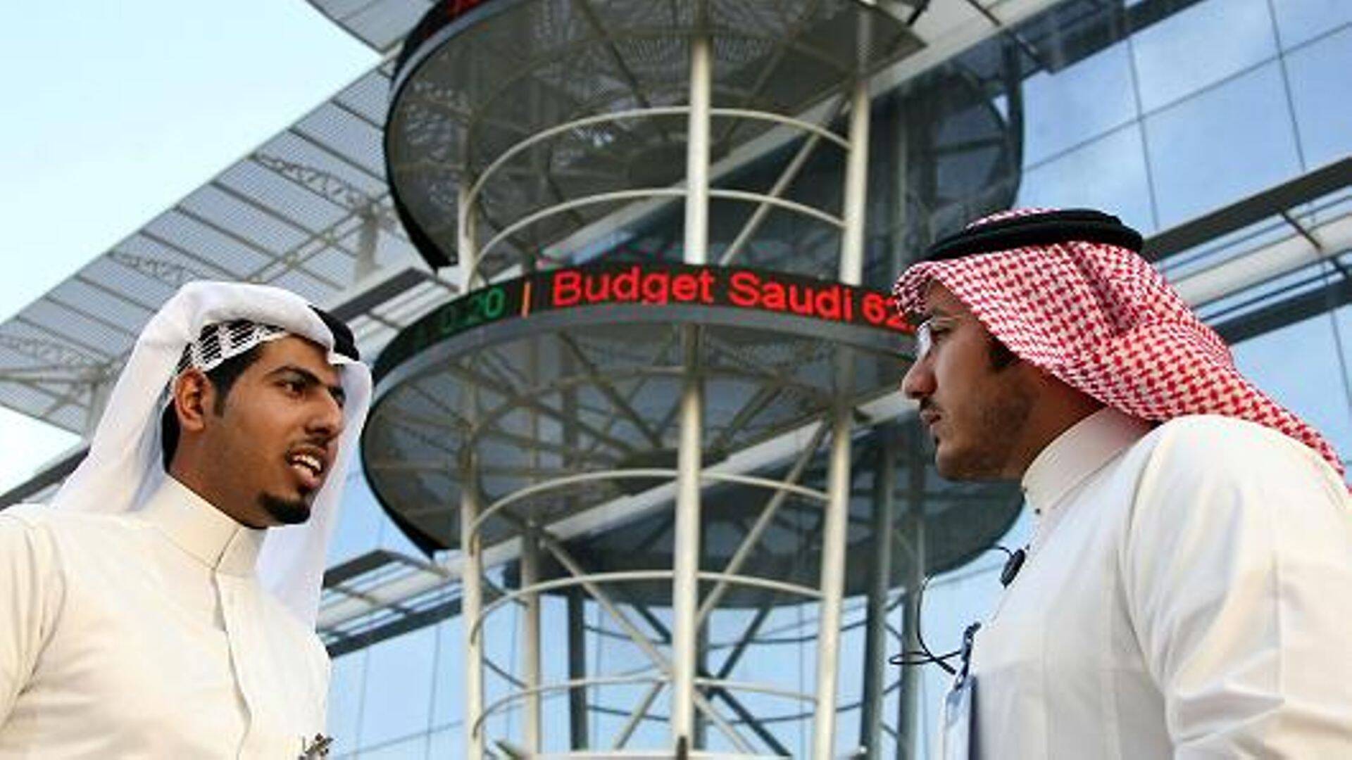 Saudi mehed Saudi börsi ehk Tadawuli ees
