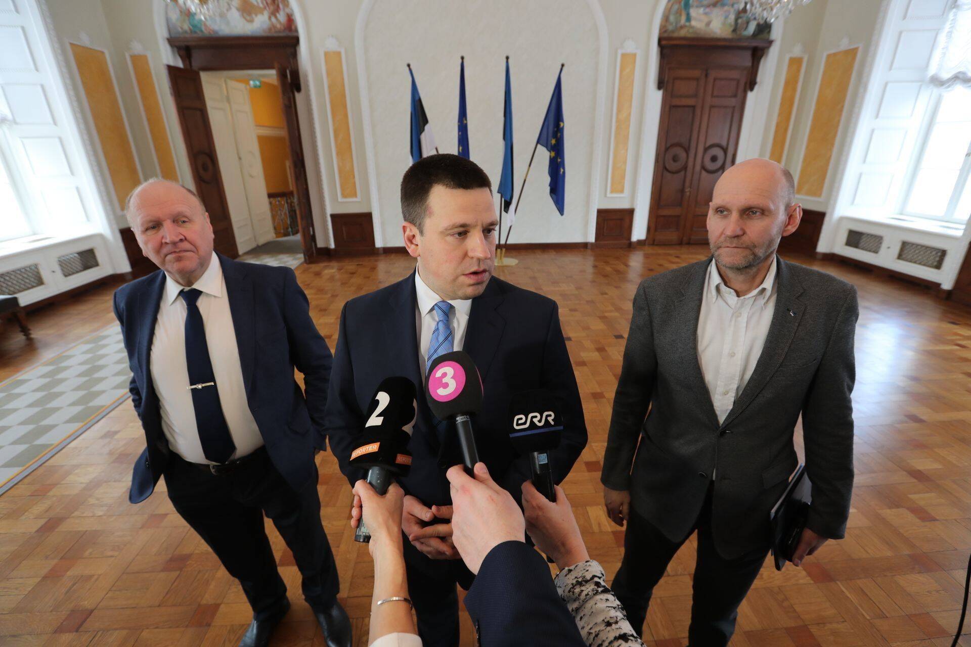 Председатель Народно-консервативной партии Эстонии Март Хельме (слева), глава центристов Юри Ратас и председатель Isamaa Хелир-Валдор Сеэдер.