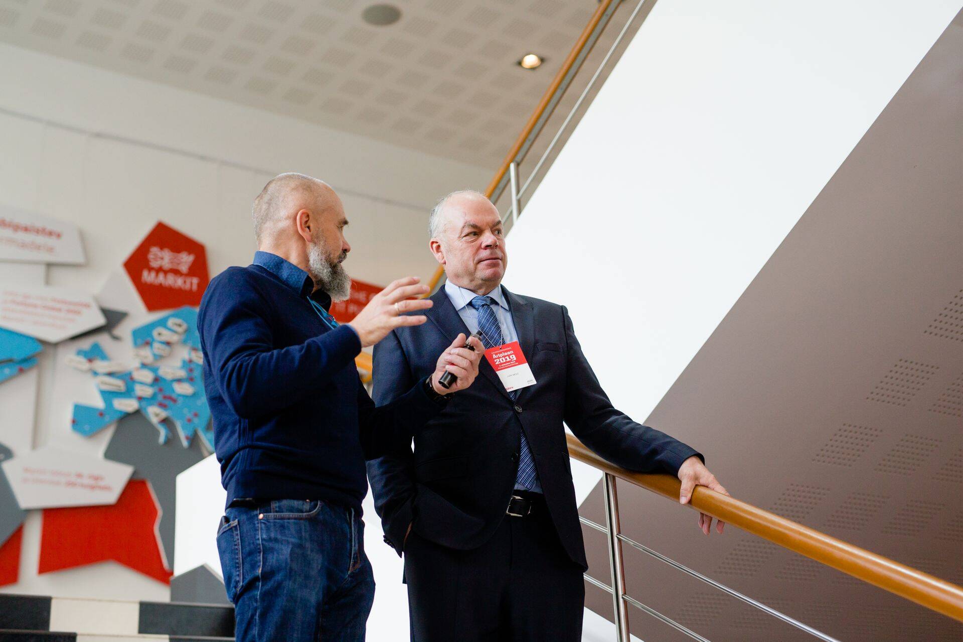 Jüri Mõis räägib Äriplaani konverentsil Raivo Heinaga.