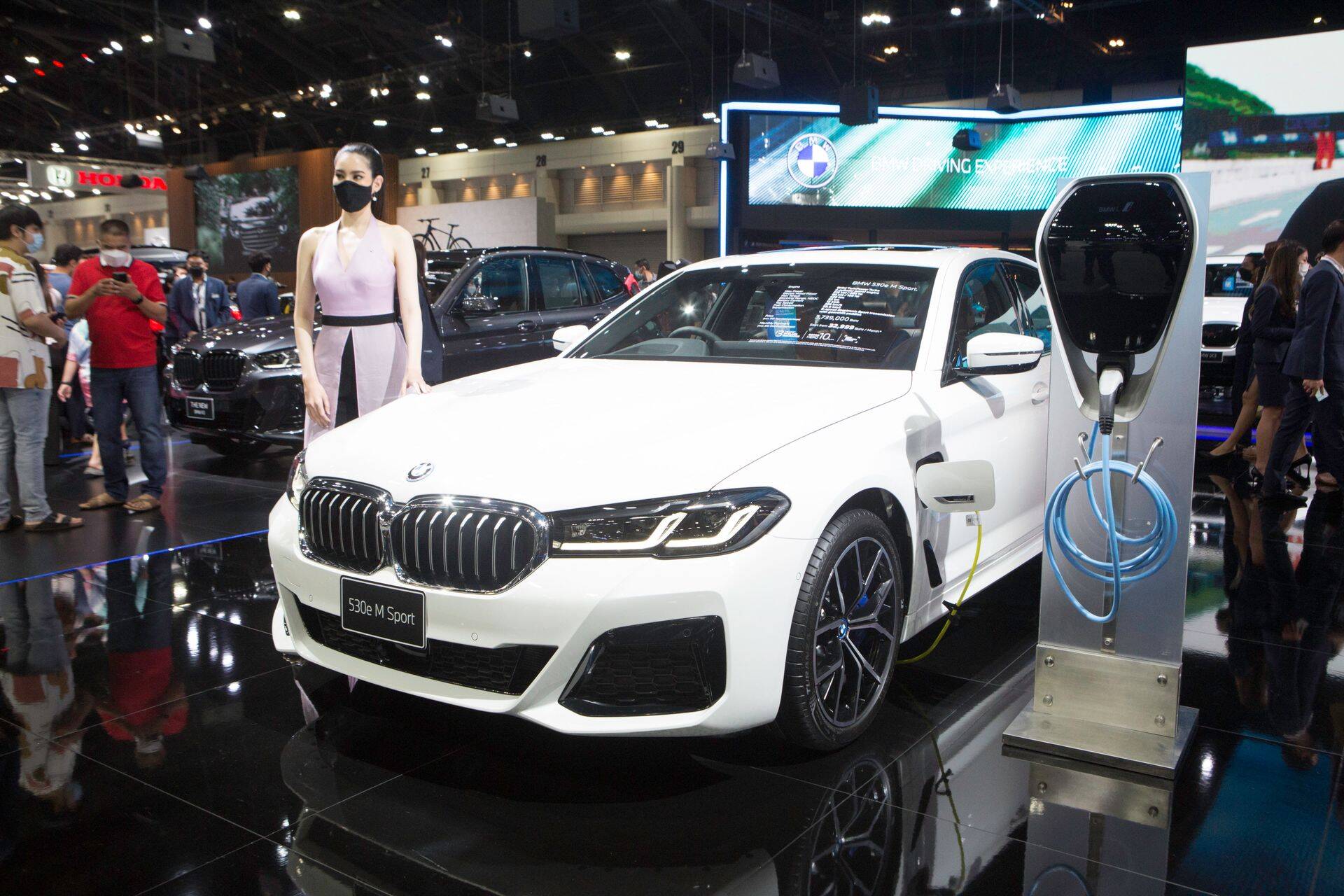 Sellised hübriidid nagu BMW 530e ja 545e maksavad kasutatuna isegi rohkem kui on kirjas uue auto hinnakirjas. See on põhjusel, et uue saab kätte 2022. aasta tagumises otsas, teise aga kohe - aeg maksab.