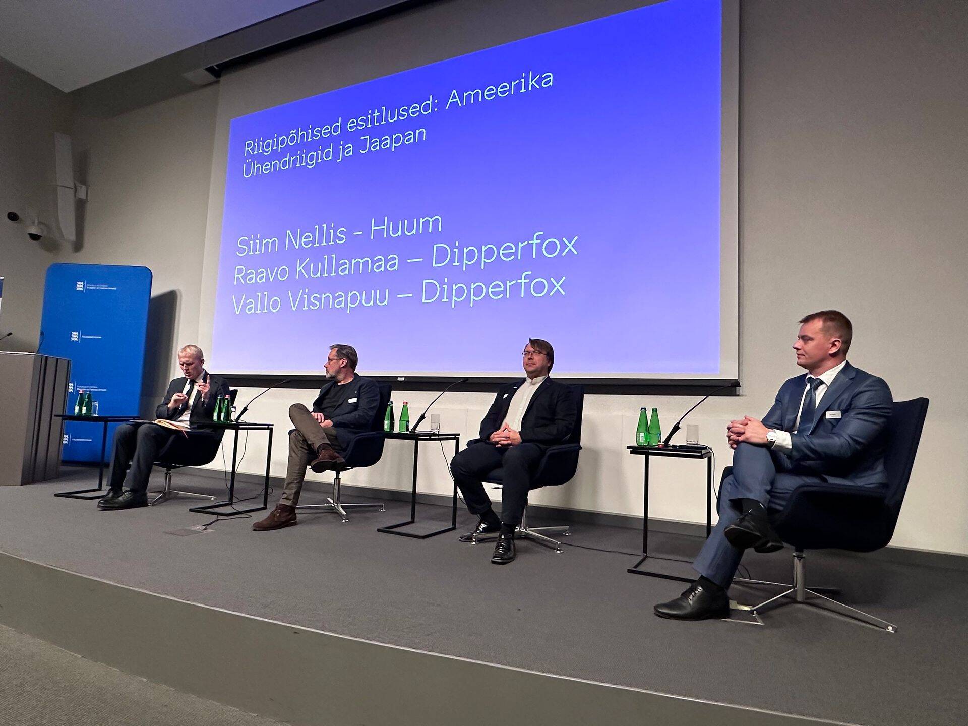 Välisministeeriumis toimunud kaubandusseminaril jagasid oma ekspordi kogemuslugusid Vallo Visnapuu ning Raavo Kullamaa Dipperfoxist ja Siim Nellis Huumist. Foto: Välisministeerium.
