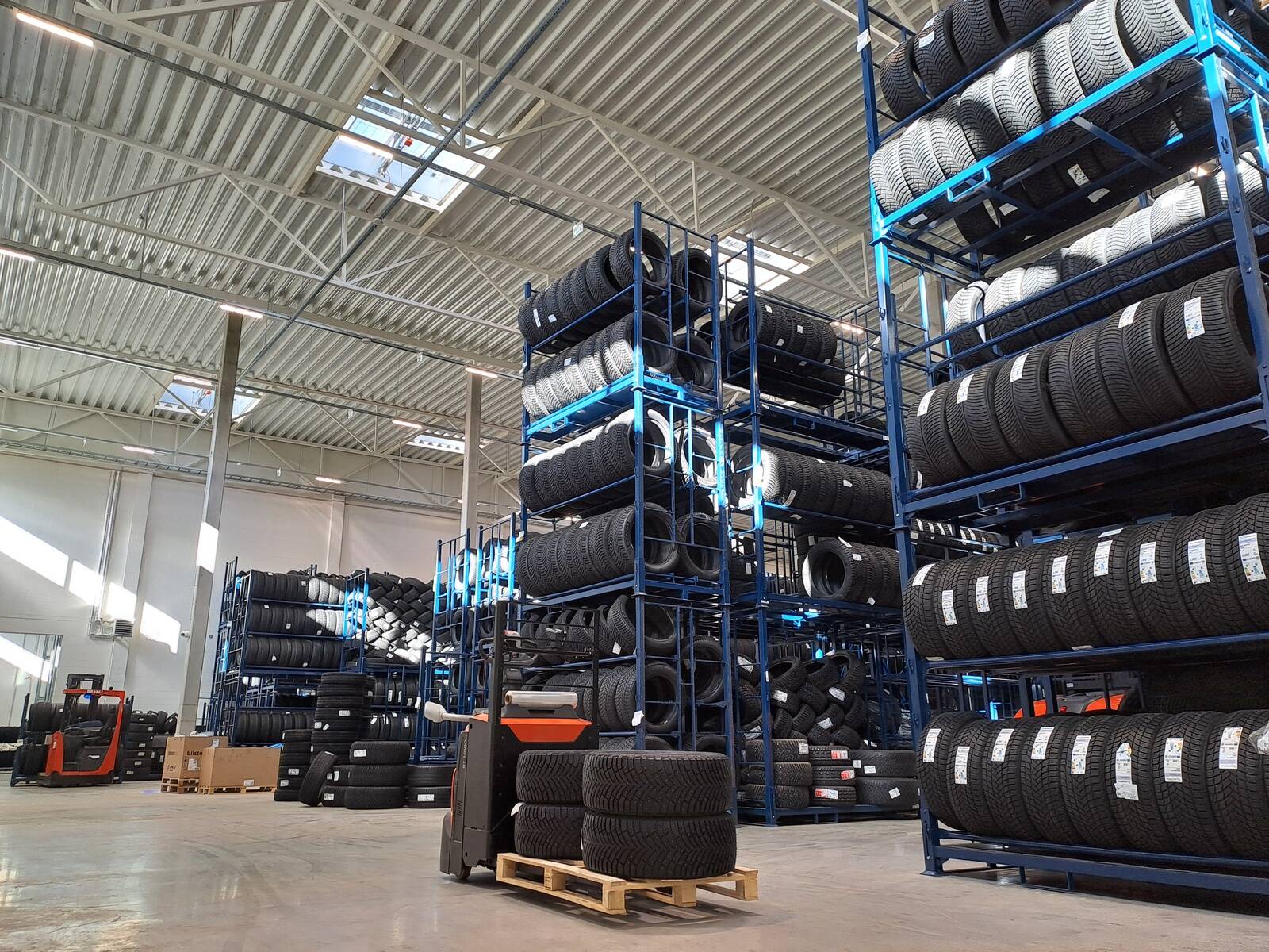 Inter Cars on kümne tegutsemisaasta jooksul Eestis avanud kokku üheksa müügiesindust, sh Tallinnas, Tartus, Narvas, Jõhvis, Pärnus, Rakveres, Paides ja Jüris.