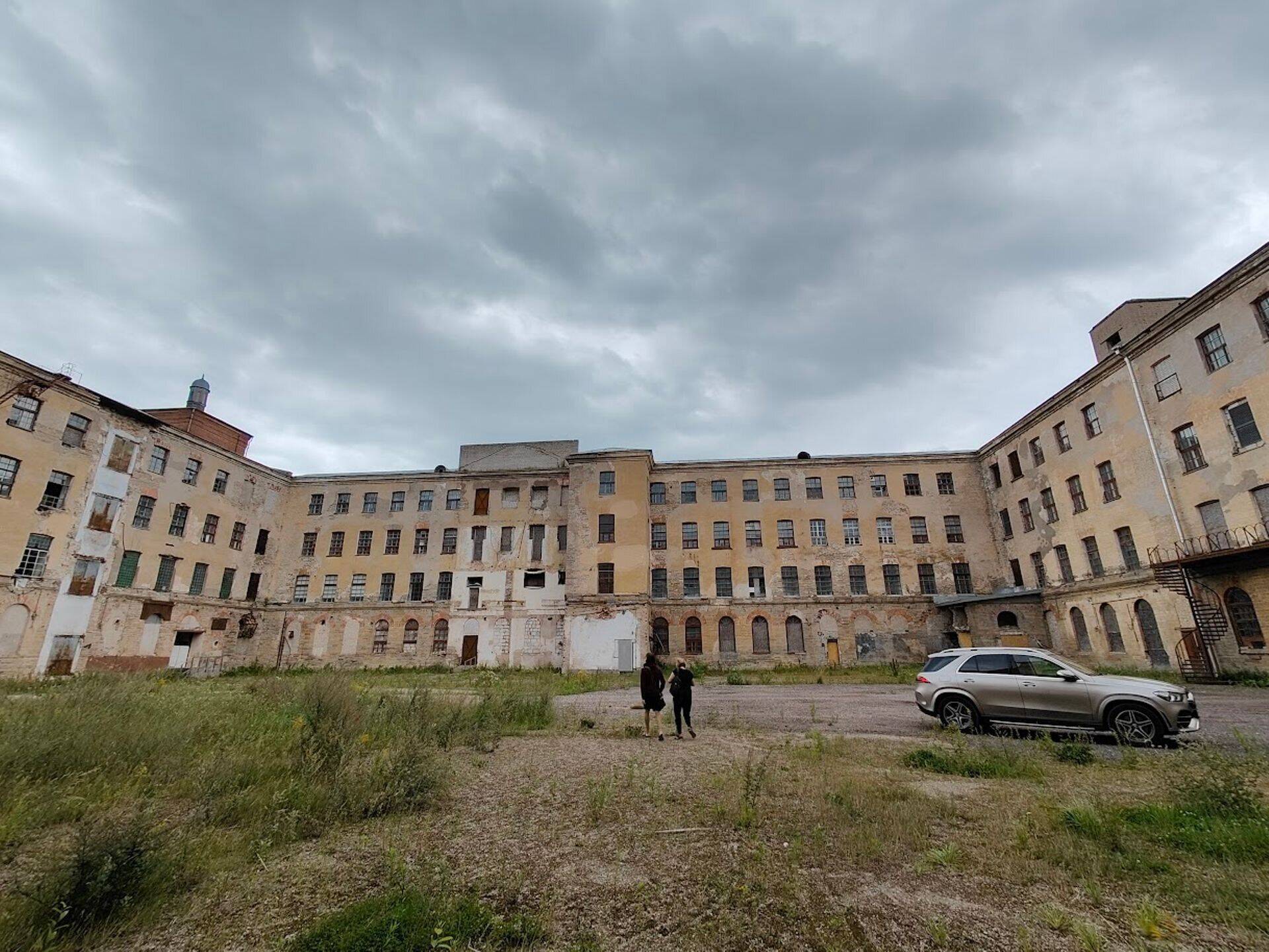 Культурный квартал должен появиться в зданиях Старопрядильной фабрики, которые окружают квадратный внутренний двор. Именно в этом дворе в 2018 году прошла нашумевшая постановка «Кремлевские соловьи».