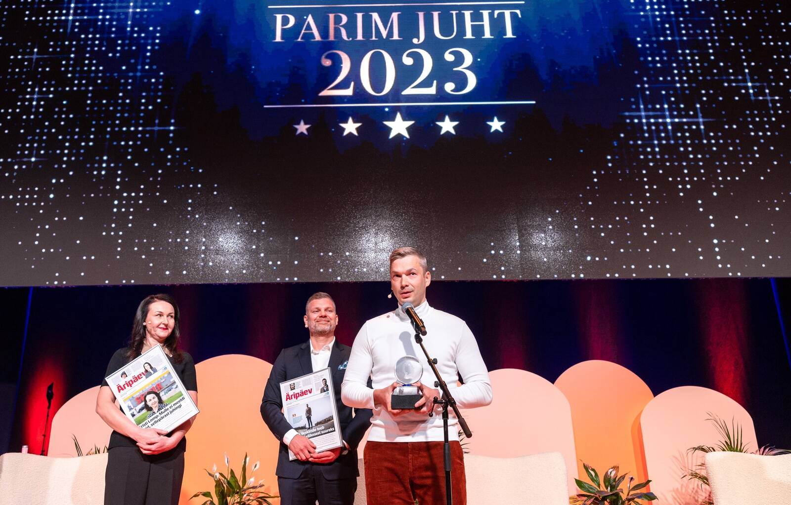 Konkursi “Parim juht 2023” võitja väljakuulutamine. Pildil vasakult: nominendid Selveri juht Kristi Lomp ja taristuettevõtte Verston juhatuse esimees Veiko Veskimäe. Võitja kuulutab välja 2022. aasta võitja, LHV juht Madis Toomsalu.
