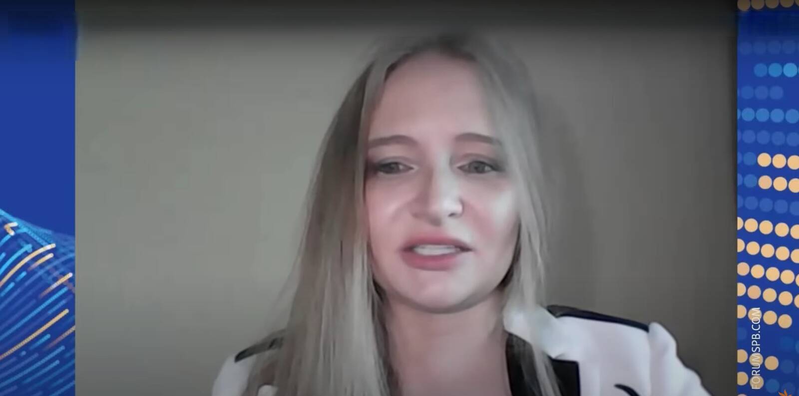 На видео видно, что Катерина Тихонова читает свою речь.