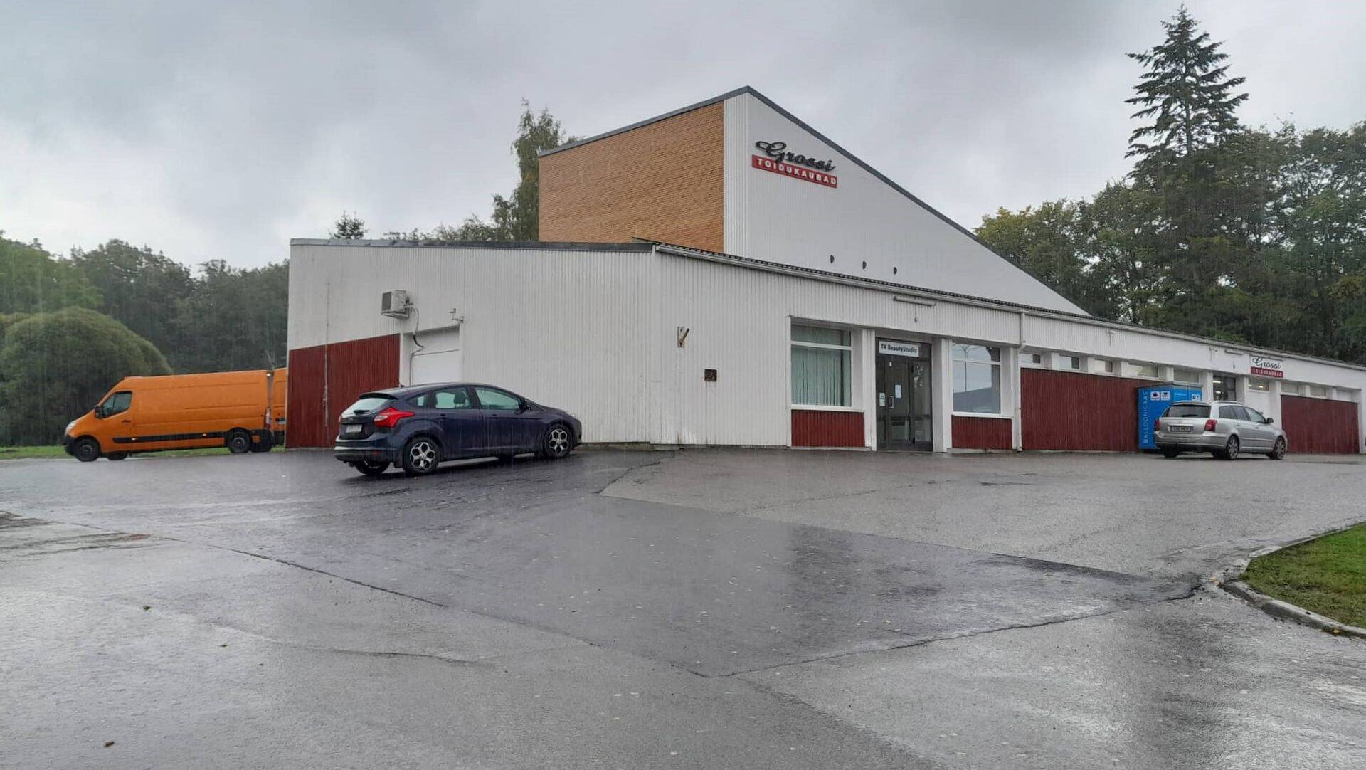 Kogu Vinni Grossi poe ümbrus on tänaseks asfalteeritud, poe laienduse avamine toimub järgmisel kuul.