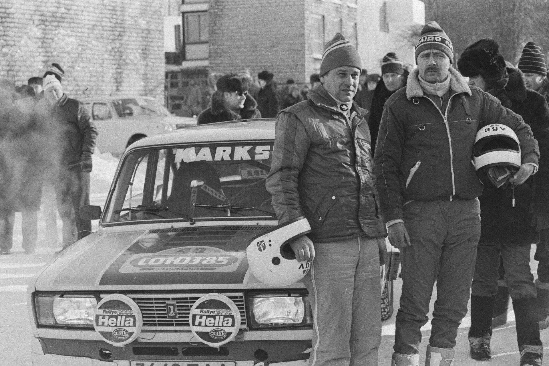 Raido Rüütel (vuntsidega) koos kaardilugeja Tõnu Vunniga, kõrval nende Karksi kirjadega Lada VFTS. Pilt on tehtud rallil "Sojuz '85", mille mehed lõpetasid 4. kohal.