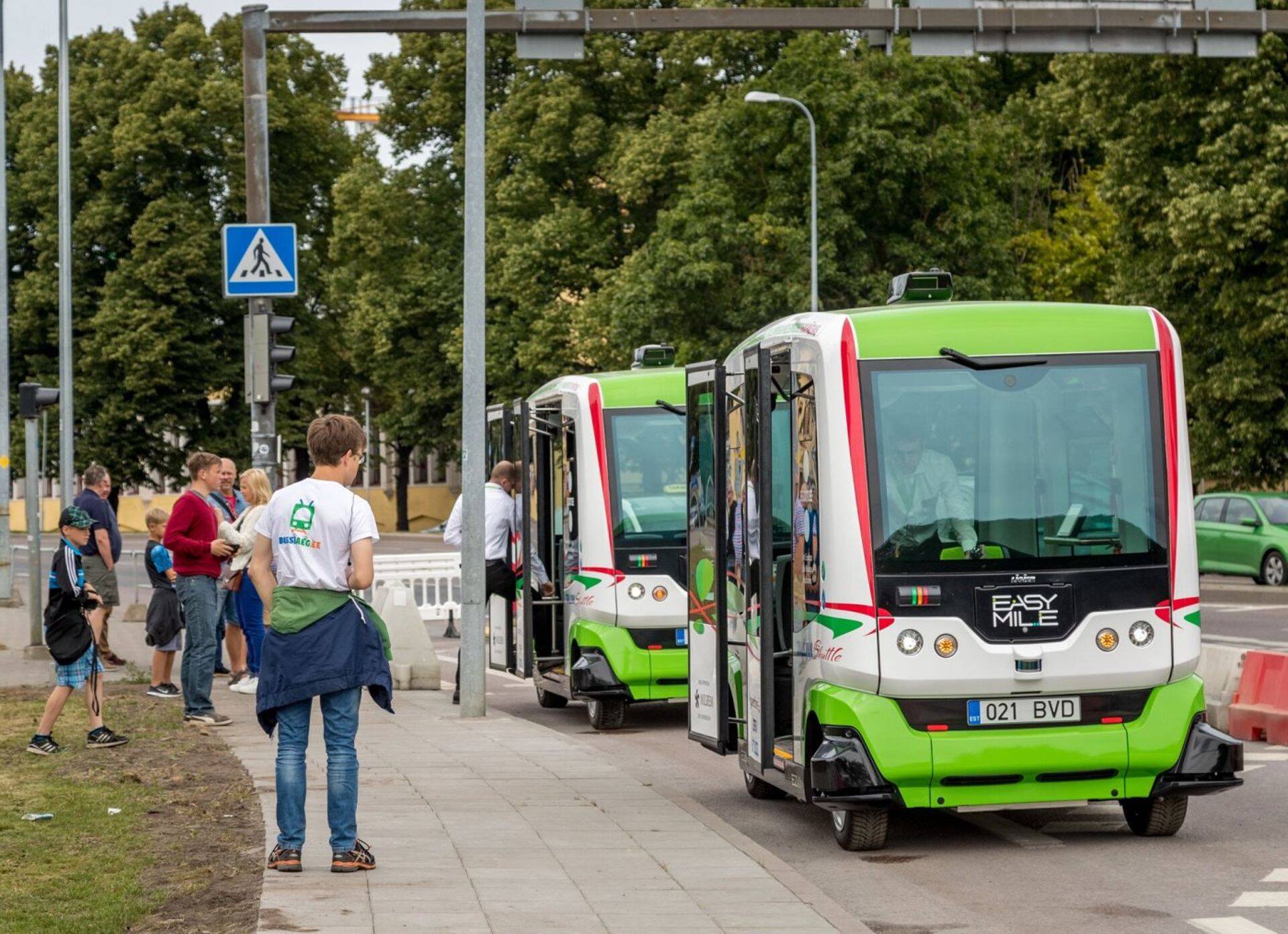 Kaks isejuhtivat bussi eelmisel aastal Linnahalli peatuses.