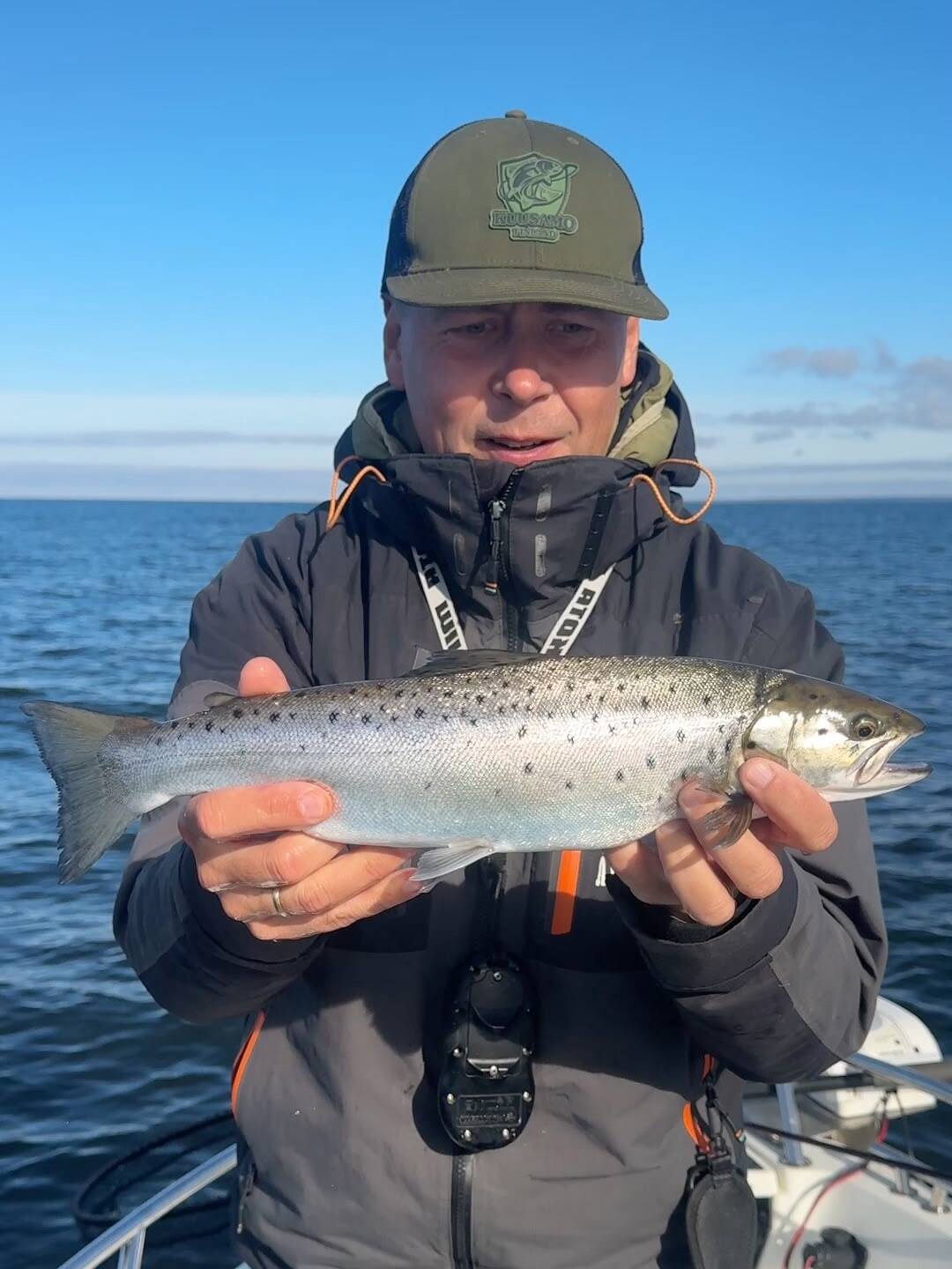 See alamõõduline meriforell sai selga märgise ning läks vette tagasi.