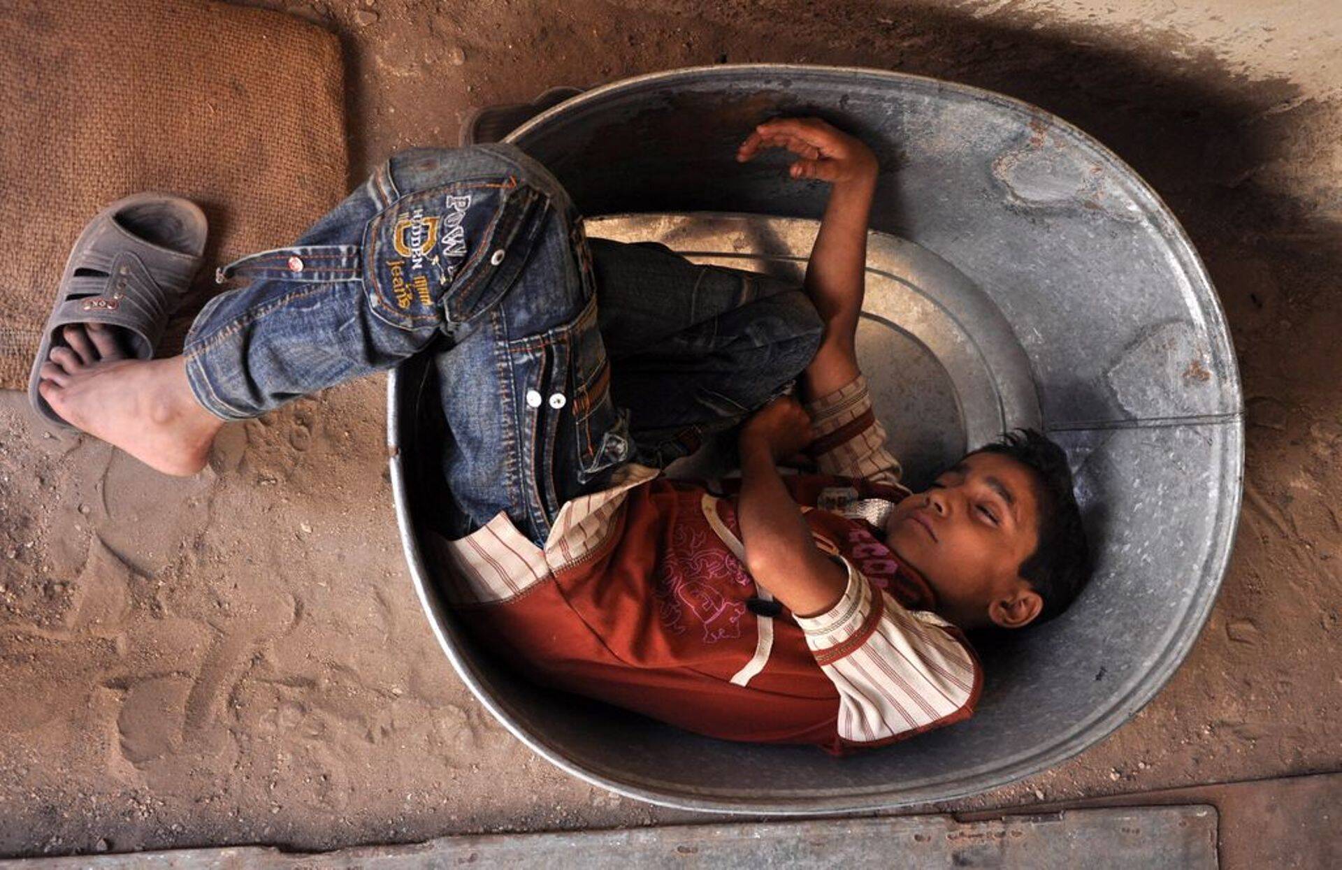 Pakistani vabrikutööline uinakut tegemas