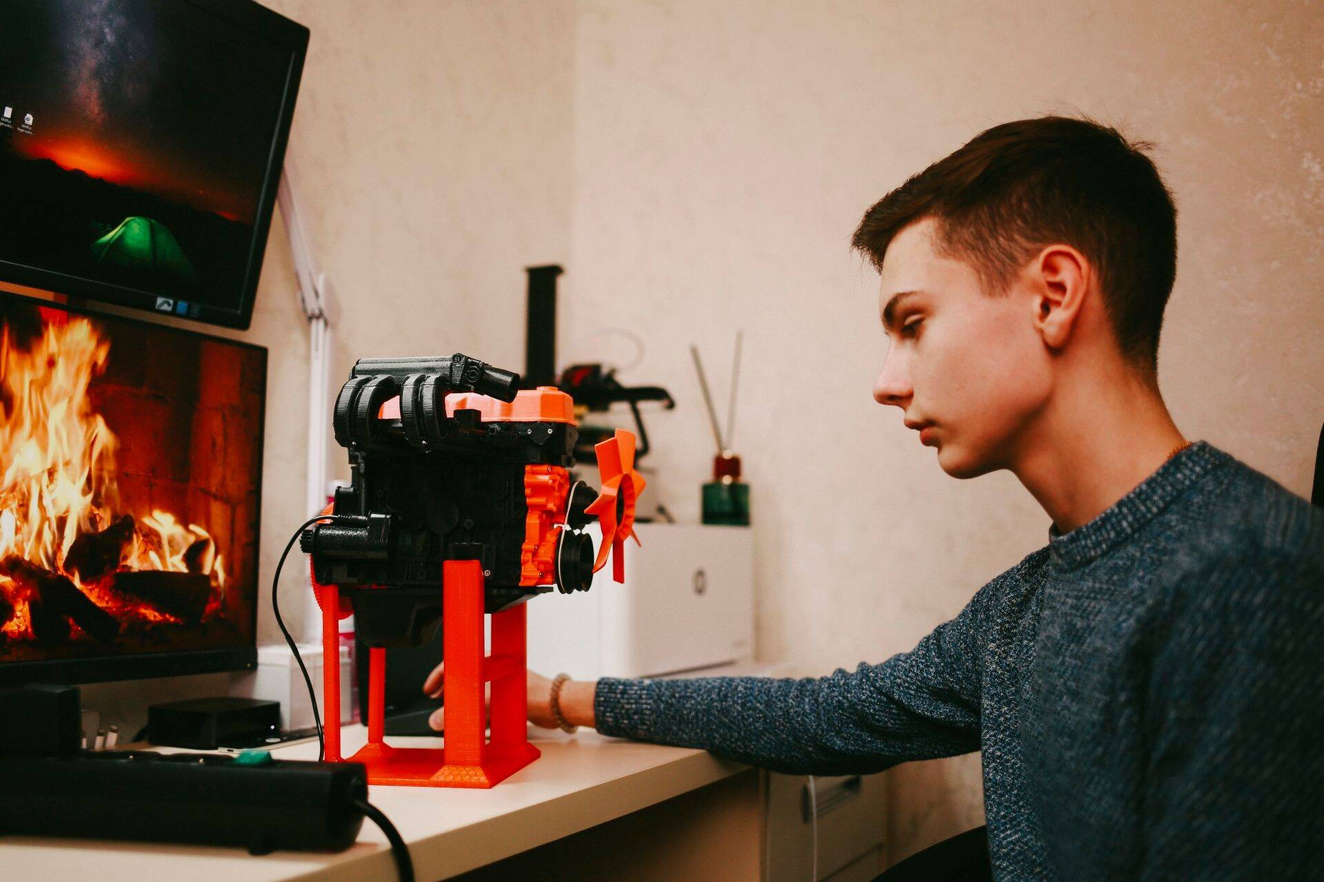 15-летний Арсений спроектировал модель двигателя, состоящую из 200 деталей, напечатал её на 3D-принтере и собрал.