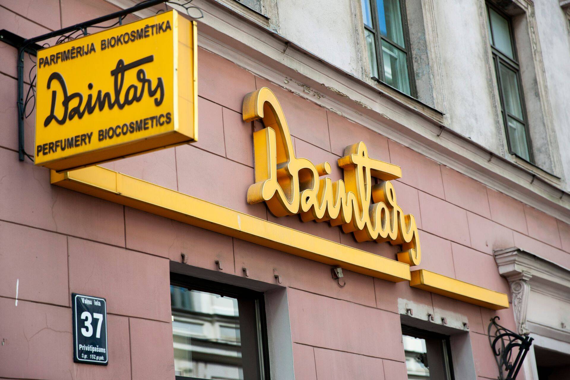 На данный момент косметику под брендом Dzintars производит компания эстонского бизнесмена Олега Осиновского.