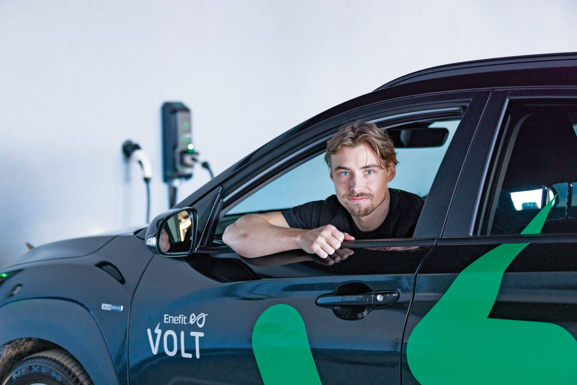 Olenevalt elektripaketist ja tarbimisharjumustest võib Enefit Volti teenuse kasutajate igakuine sääst olla kuni 50% laadimiskuludelt, sest nutika rakendusega saab laadimise automaatselt ajastada neile tundidele, mil elekter kõige odavam.