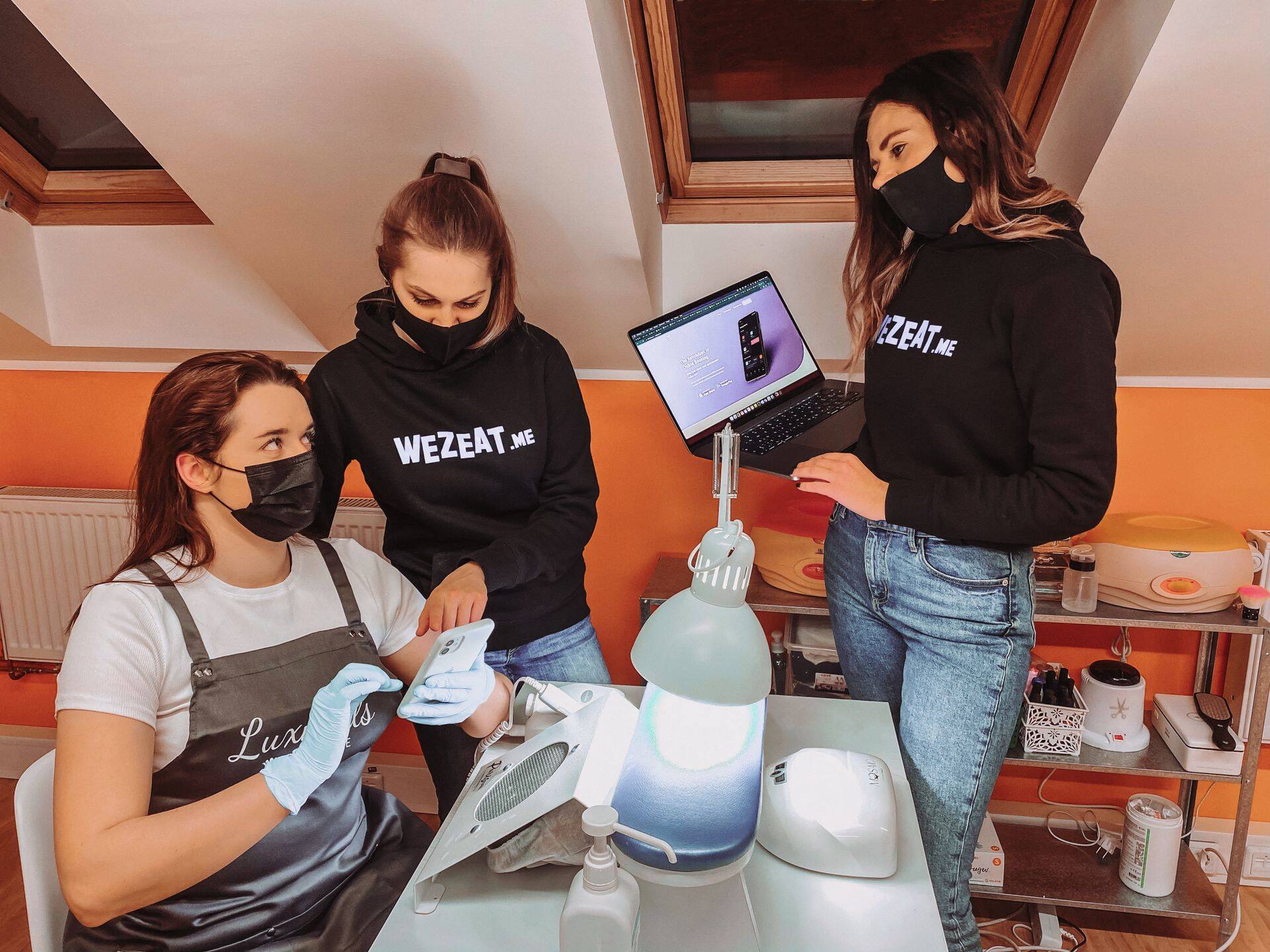 Команда WeZeat представляет свою CRM-систему новому клиенту.