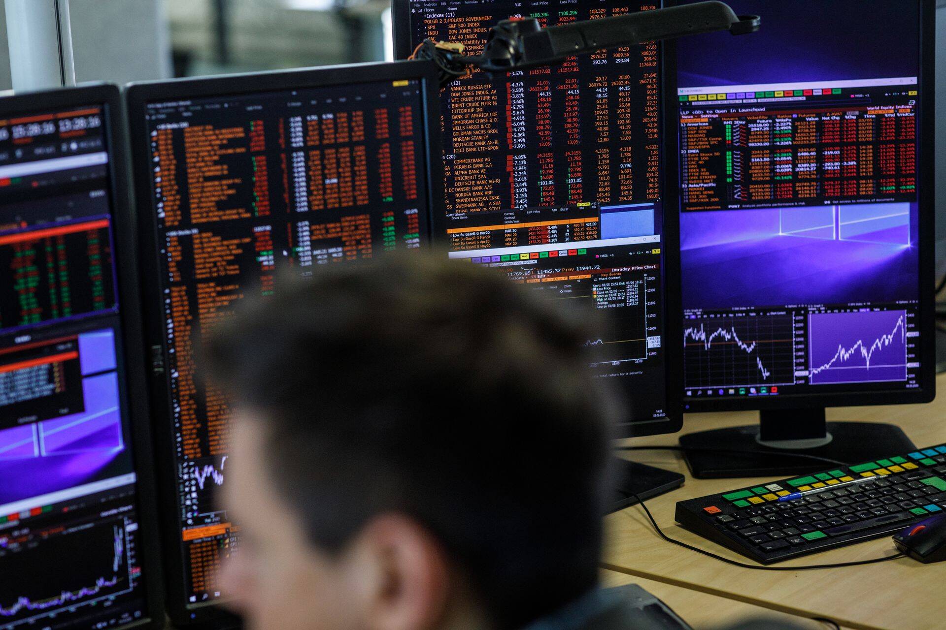 Swedbanki börsimaaklerid Liivalaia tänava kontoris