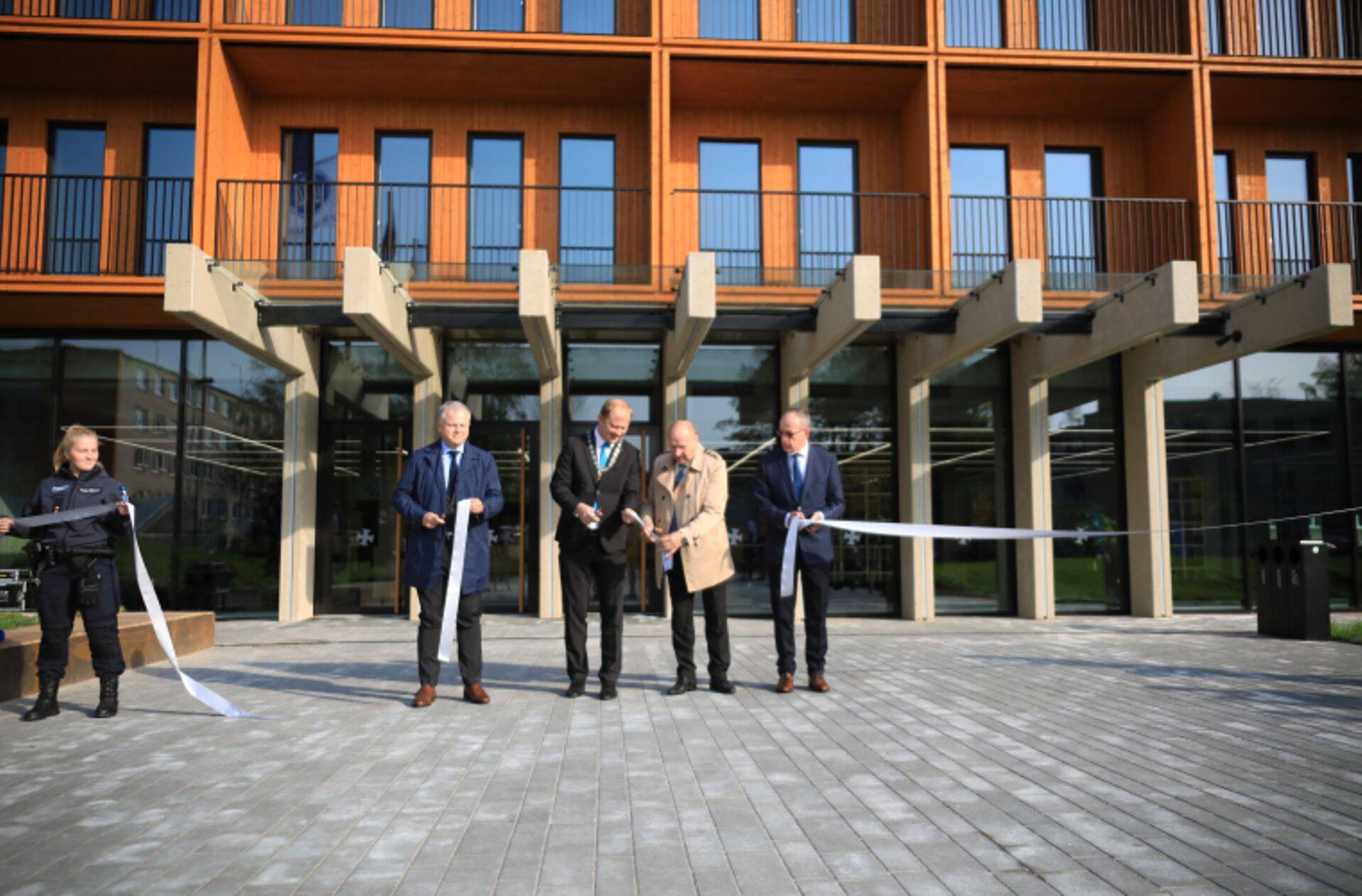 Lindi lõikamise tseremoonia viisid ühiselt läbi siseminister Mart Helme, Sisekaitseakadeemia rektor Marek Link, Tartu Ülikooli rektor Toomas Asser ja Nordecon AS-i juhatuse esimees Gerd Müller.