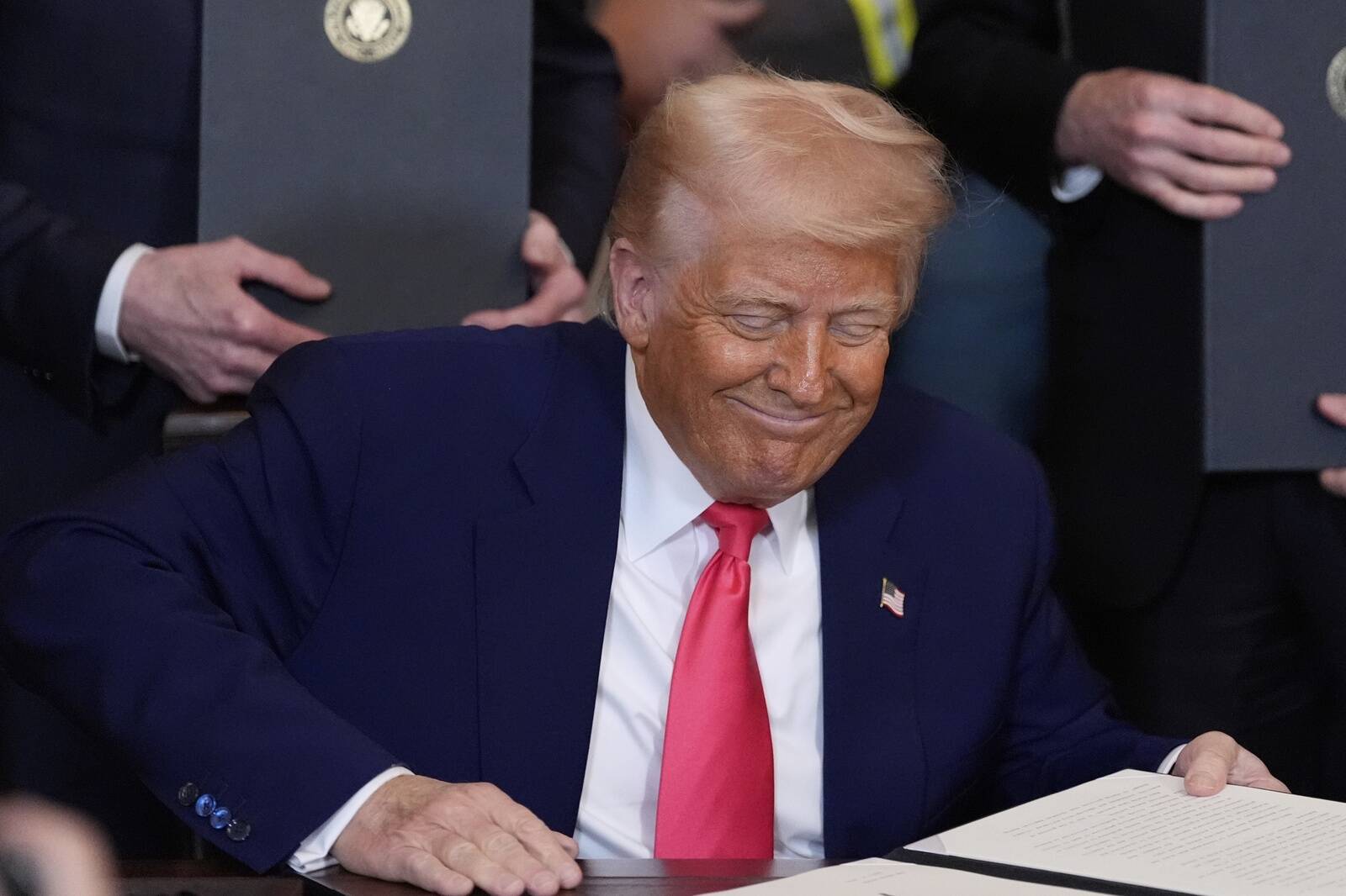 Трамп заморозил пошлины на 90 дней. Рынки взлетели