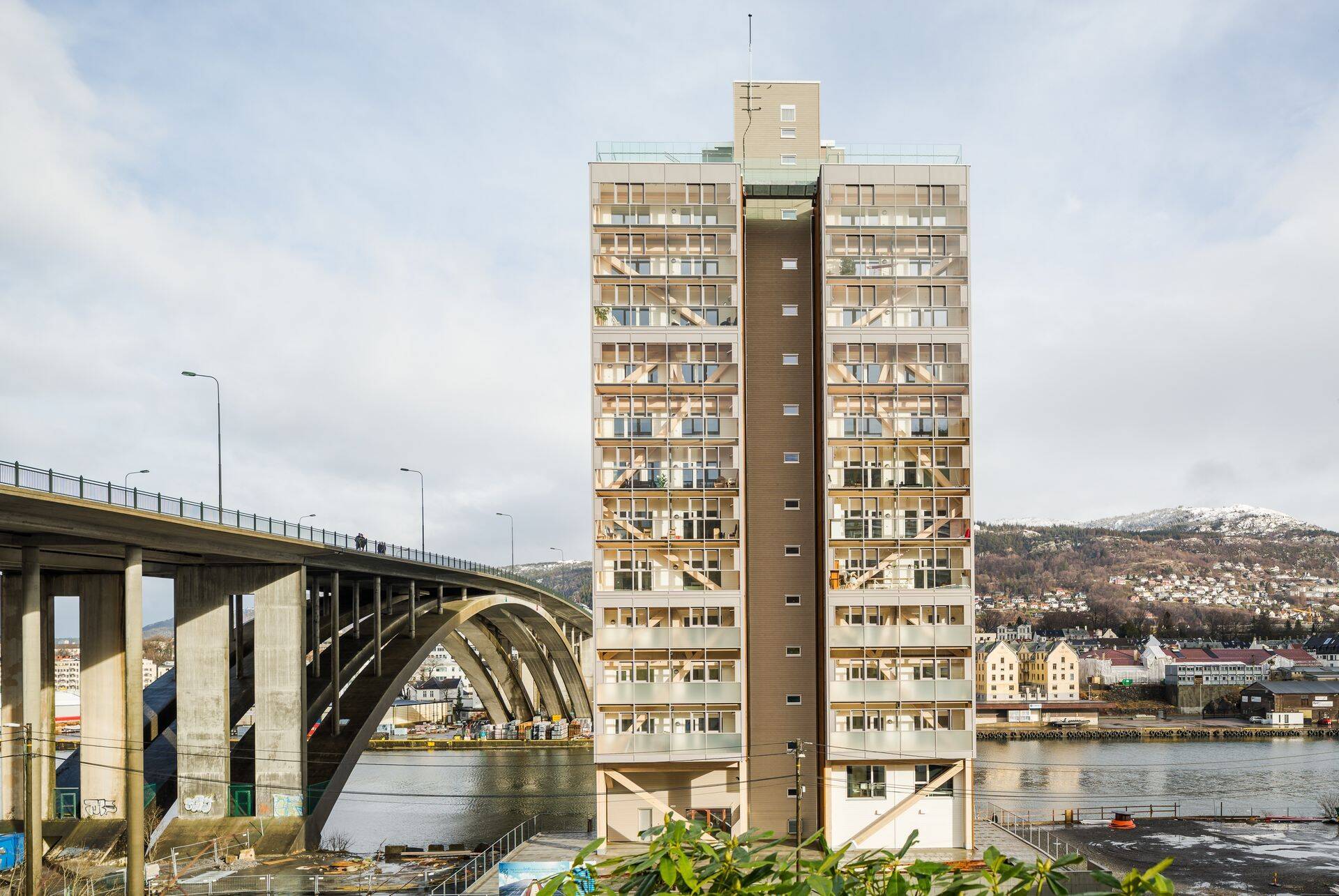 Kodumajatehase ehitatud maailma kõrgeim puitmaja Norras Bergenis.