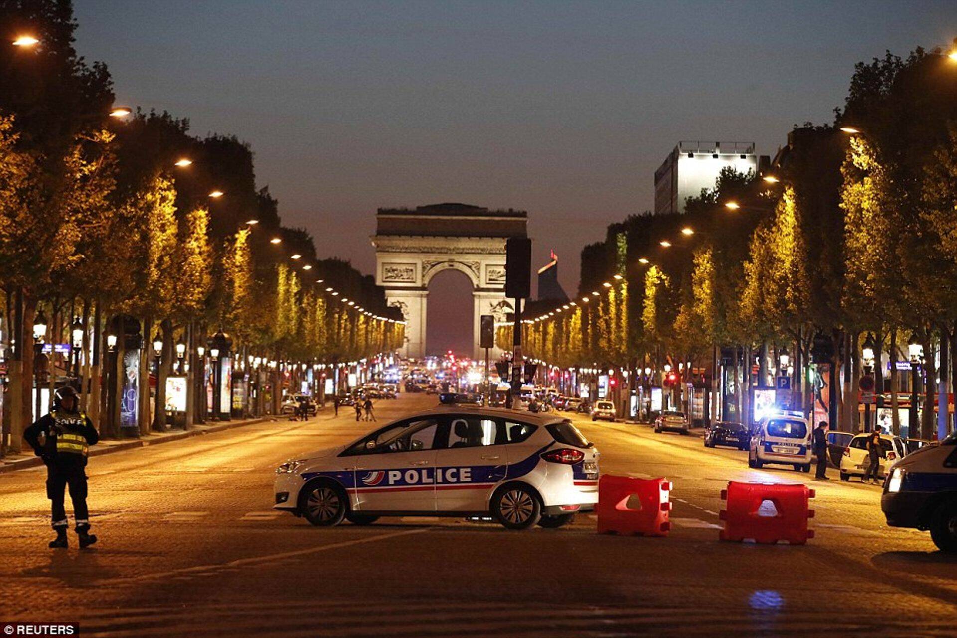 Terrorist tappis Pariisis Champs-Elysees'i politseiniku.