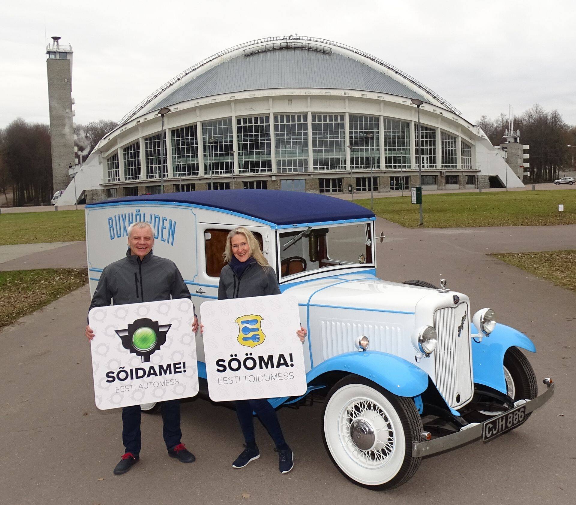 Eesti uhkeima toiduautoga poseerivad Eesti Automessi patroon Margus Murakas ja Eesti Toidumessi patroon Angelica Udeküll.