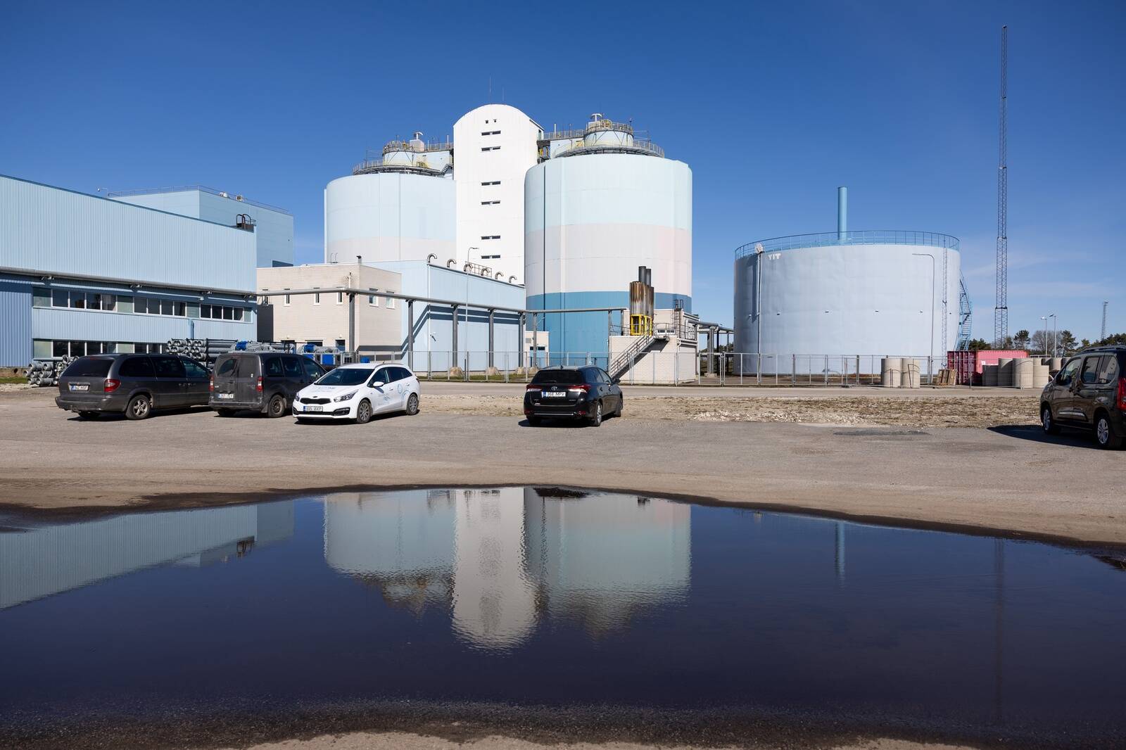 Разлагающийся в емкости материал выделяет газ, который компания экономно использует для собственных нужд. Если увеличить объемы и построить инфраструктуру, можно отапливать и город.