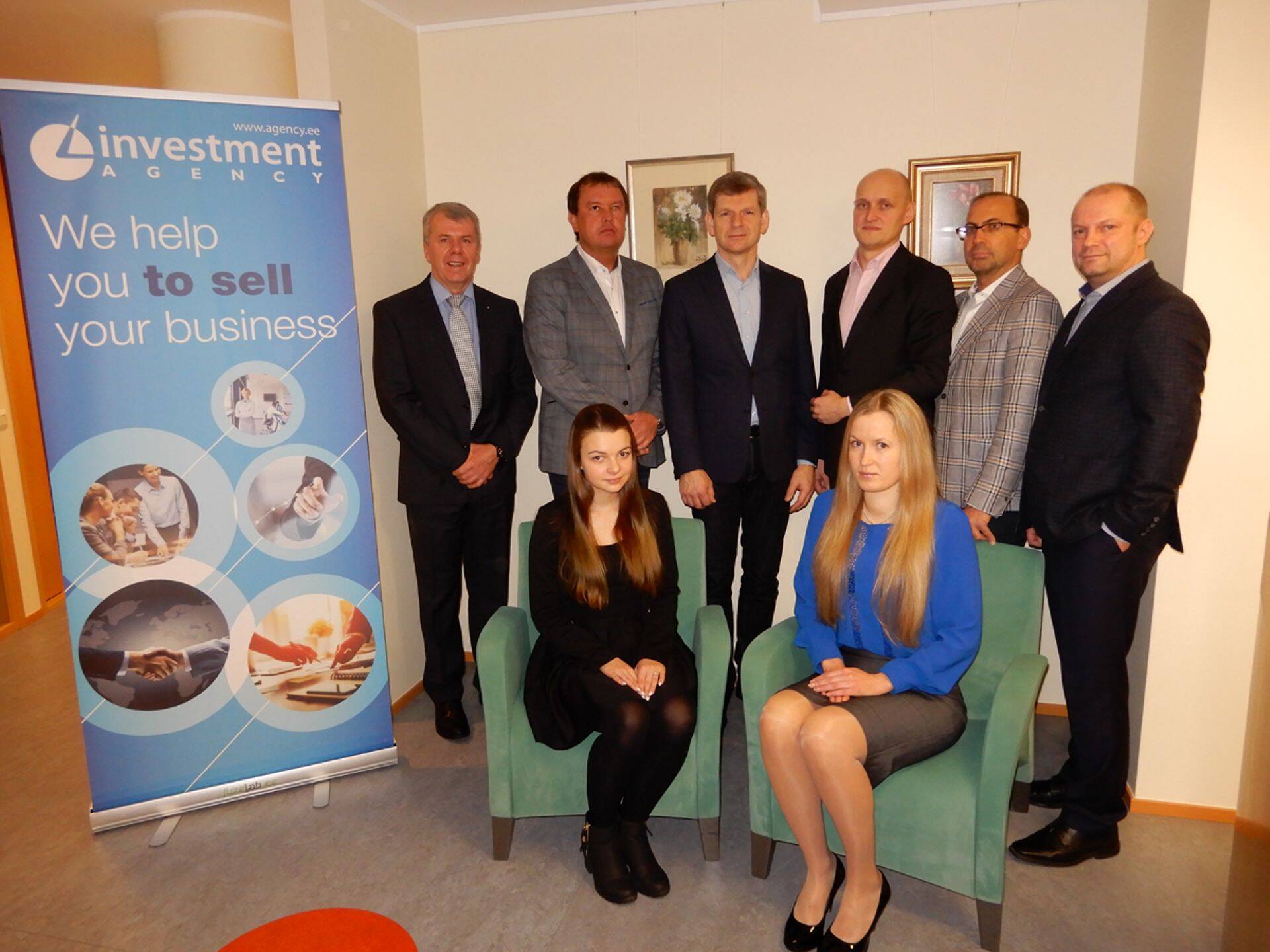 Команда Investment Agency приветствует клиентов, партнеров и конкурентов по случаю юбилея. Слева направо: Иллар Каасик, Март Леэ, Индрек Орав, Алексей Воробьев, Индрек Уудекюлл, Сулев Райк, Лисетте Старостин и Эва-Элль Паалимаа.